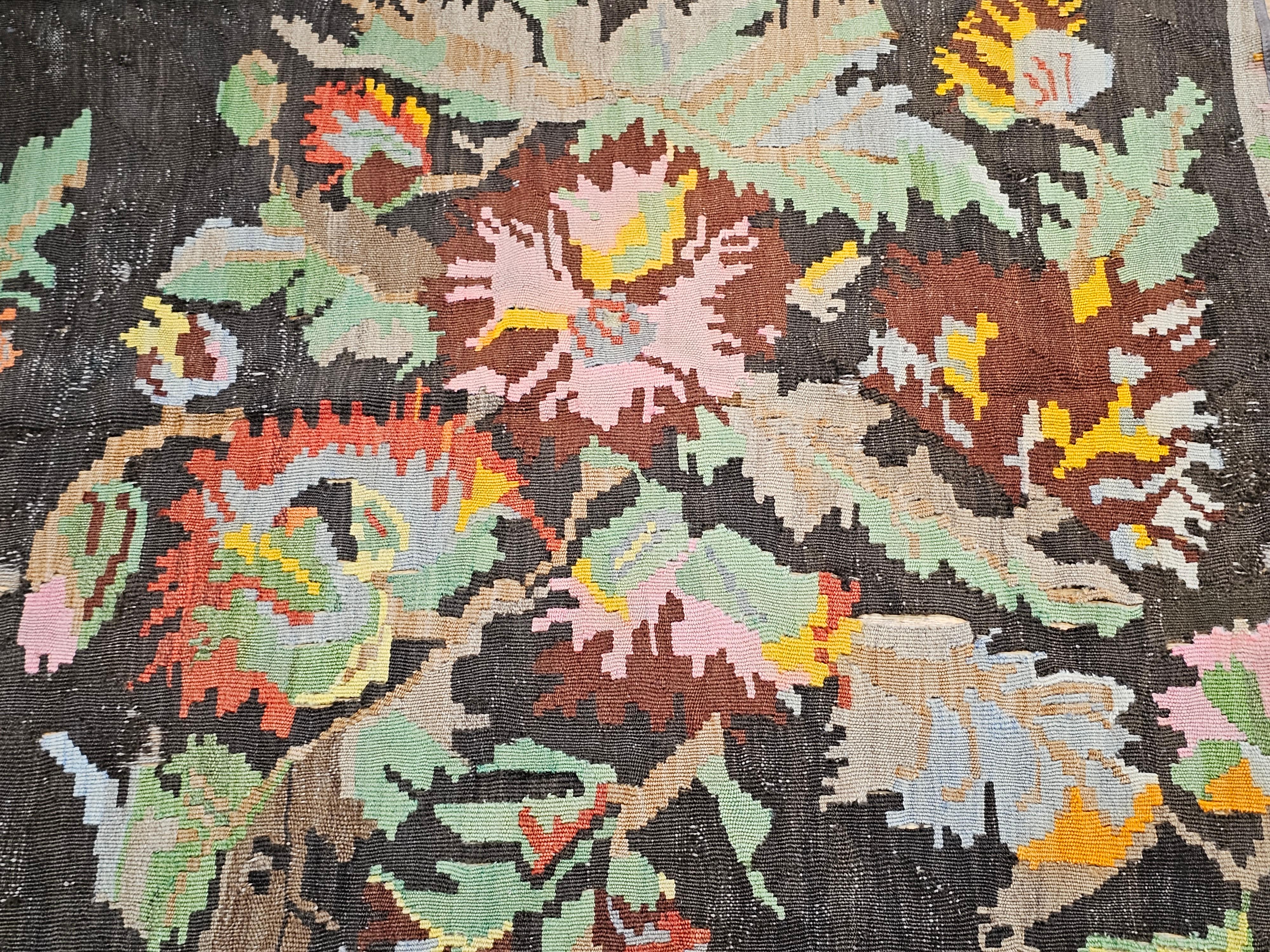 Karabagh-Kelim-Läufer im Vintage-Stil mit großen floralen Mustern und lebhaften Farben im Angebot 3