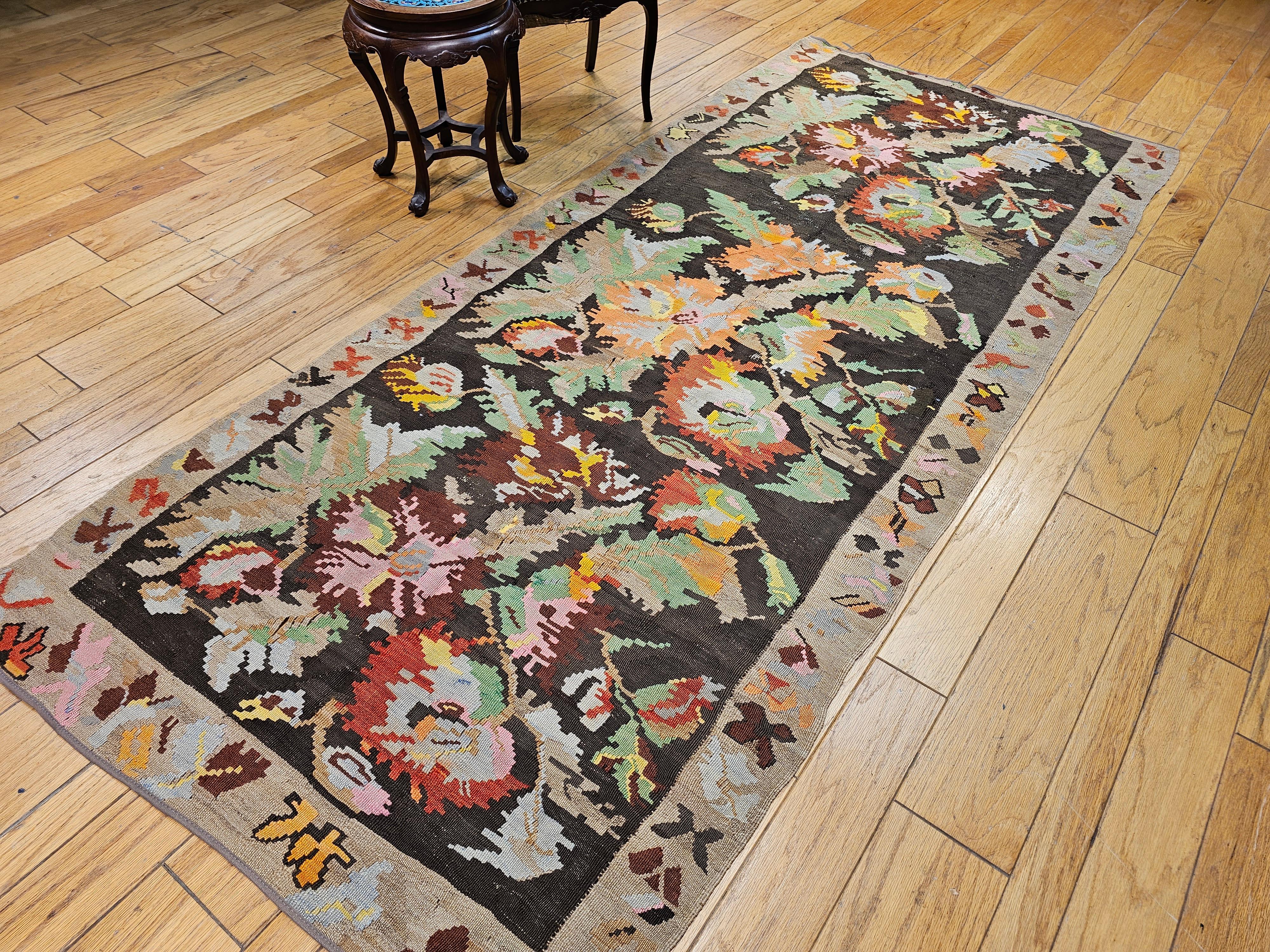 Tapis de couloir Kilim vintage Karabagh avec de grands motifs floraux et des couleurs vives en vente 6
