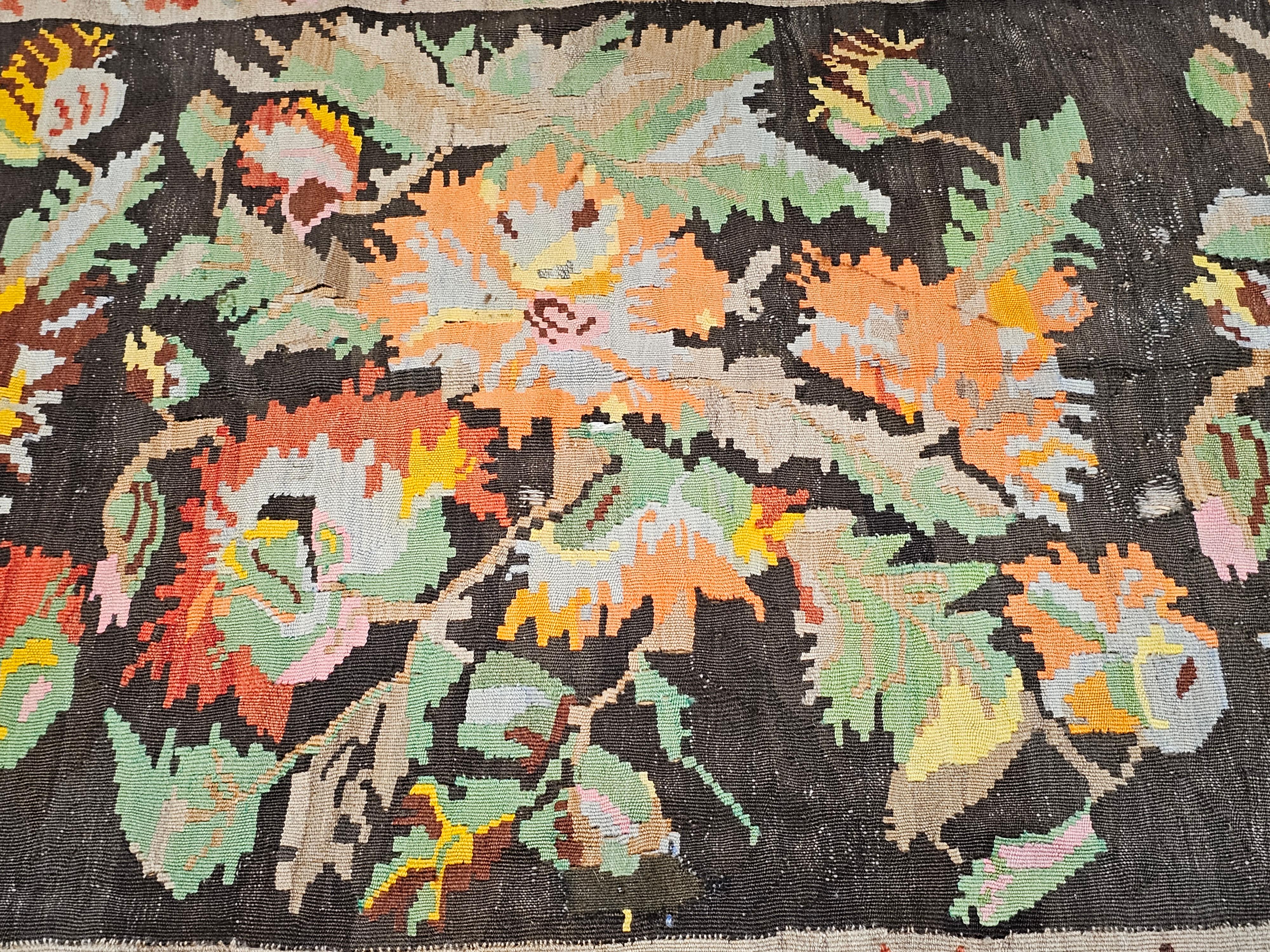 Laine Tapis de couloir Kilim vintage Karabagh avec de grands motifs floraux et des couleurs vives en vente
