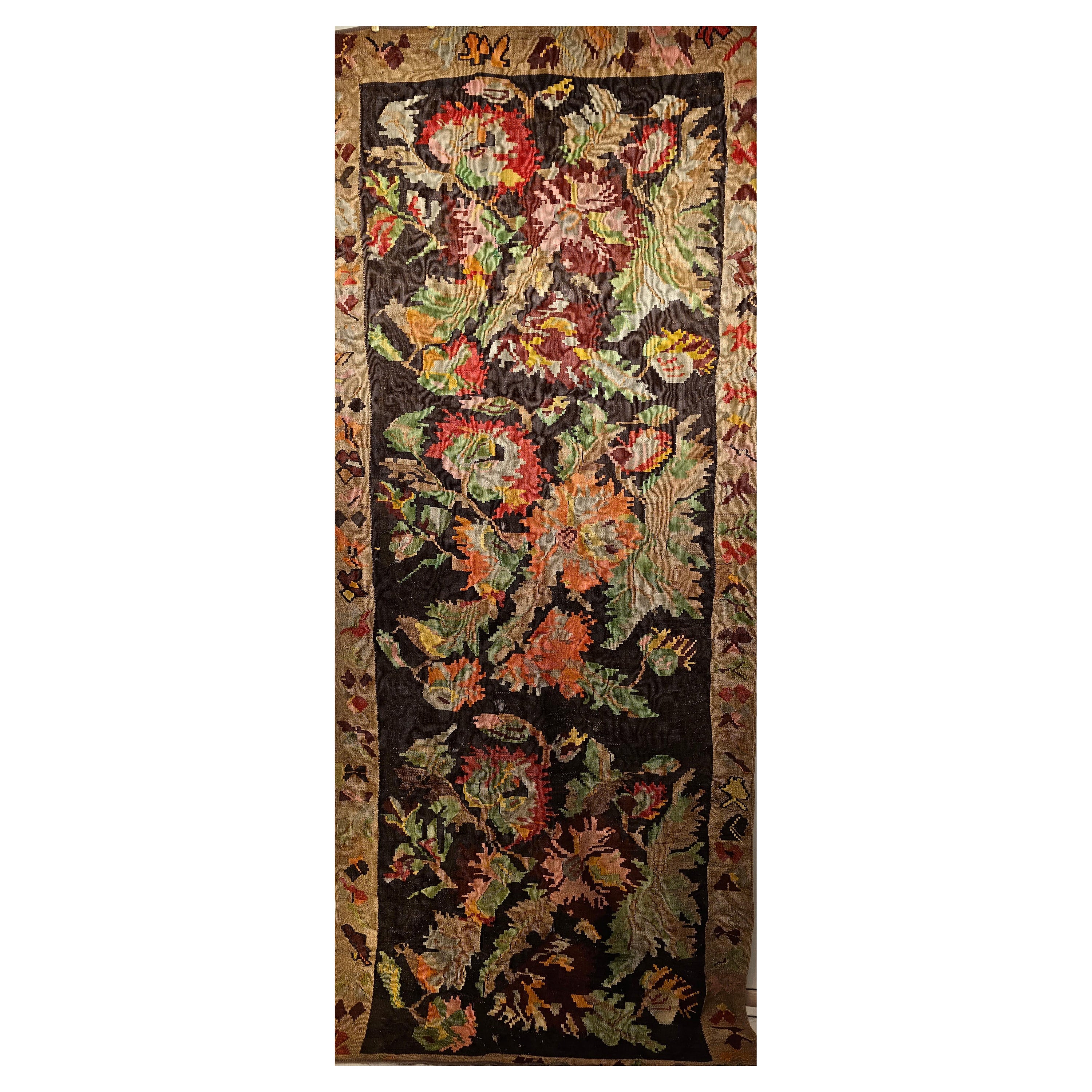Karabagh-Kelim-Läufer im Vintage-Stil mit großen floralen Mustern und lebhaften Farben