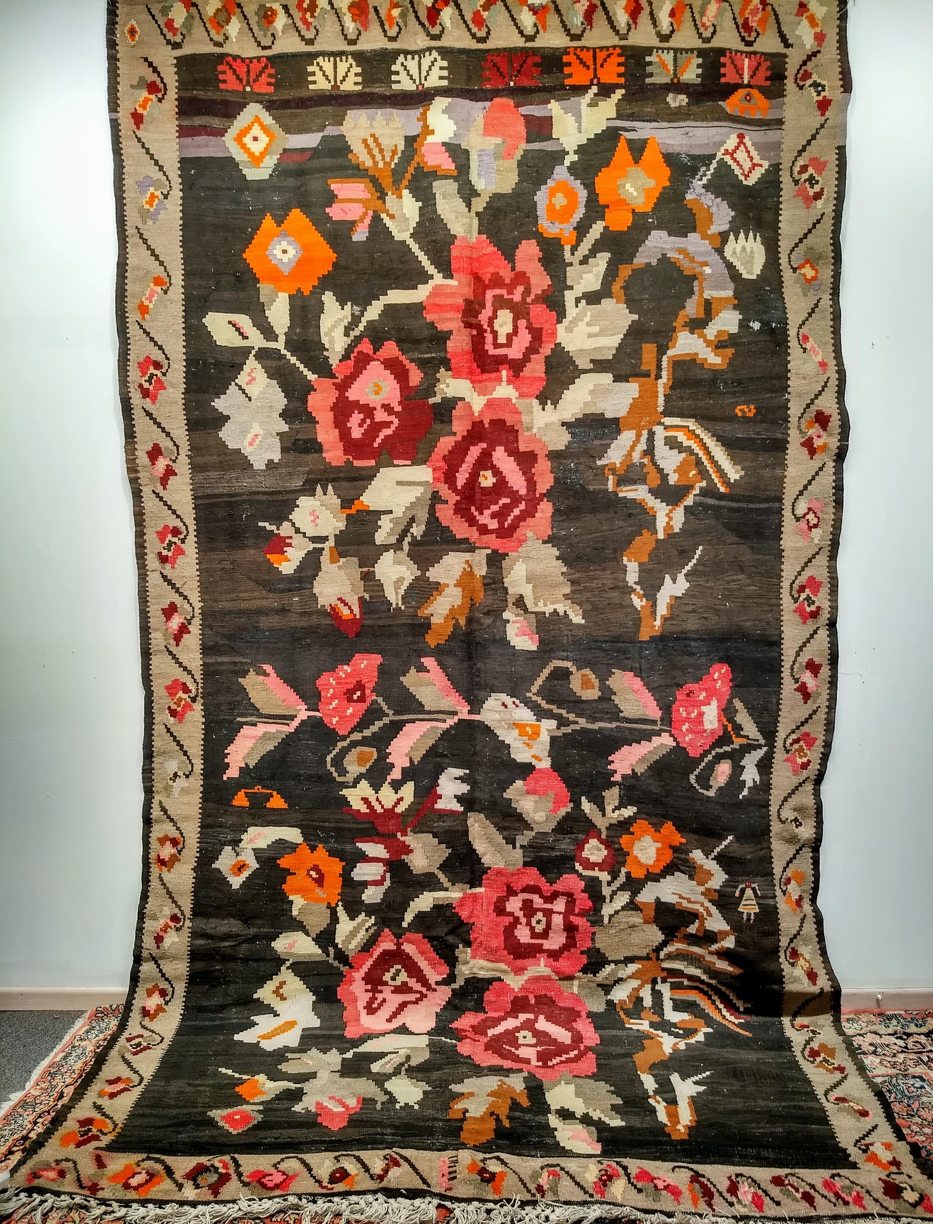 Kilim Karabagh Vintage con Gran Diseño Floral en Chocolate Oscuro en venta 7