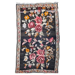 Kilim Karabagh avec grand motif floral foncé chocolat, kaki, ivoire