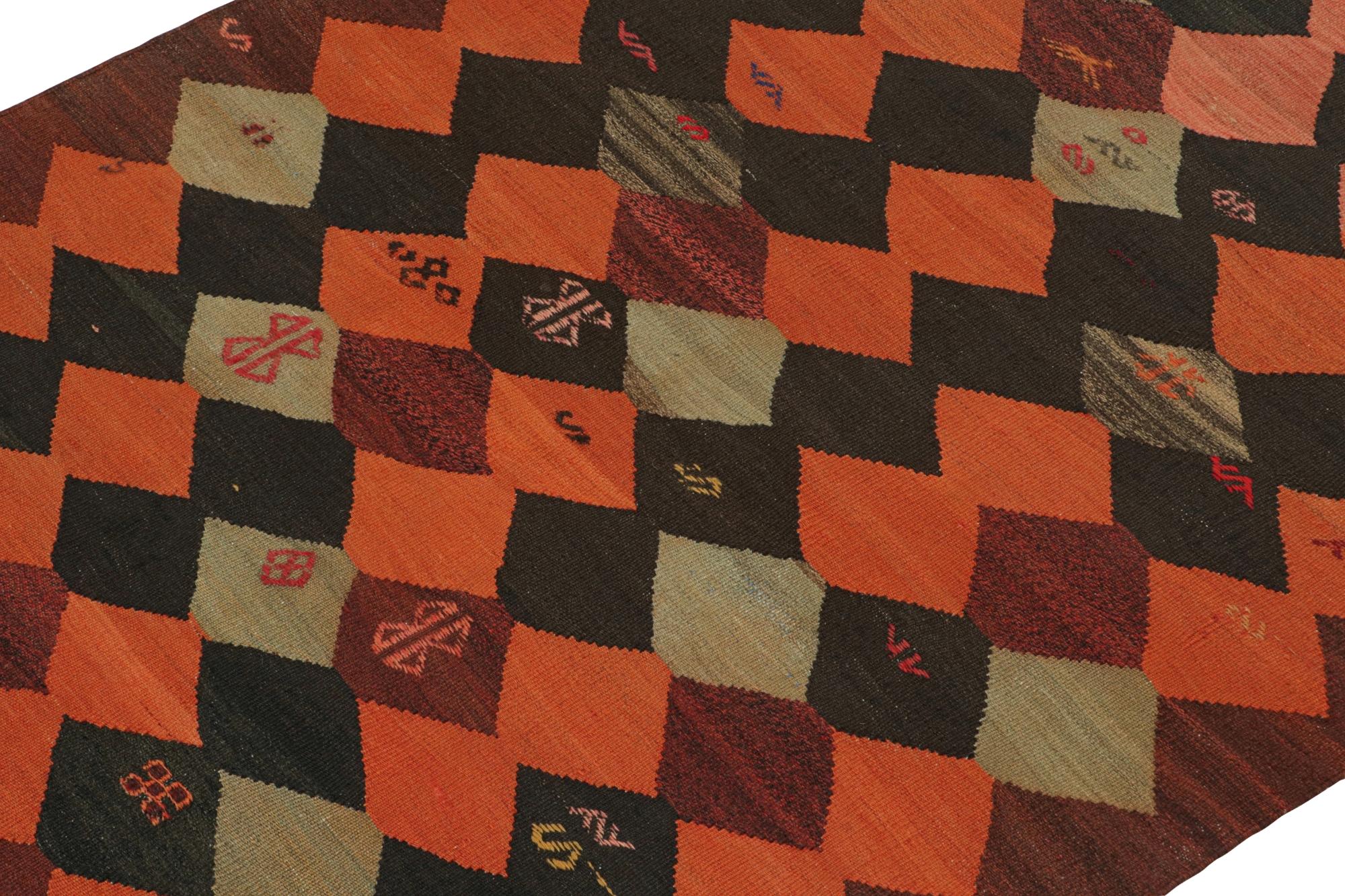 Dieser alte persische 4x5-Kilim ist ein Karadagh-Stammesteppich - benannt nach der Bergregion, die für ihre fabelhaften Werke bekannt ist. Er ist aus Wolle handgewebt und stammt aus der Zeit um 1950-1960.

Über das Design: 

Das kühne Design