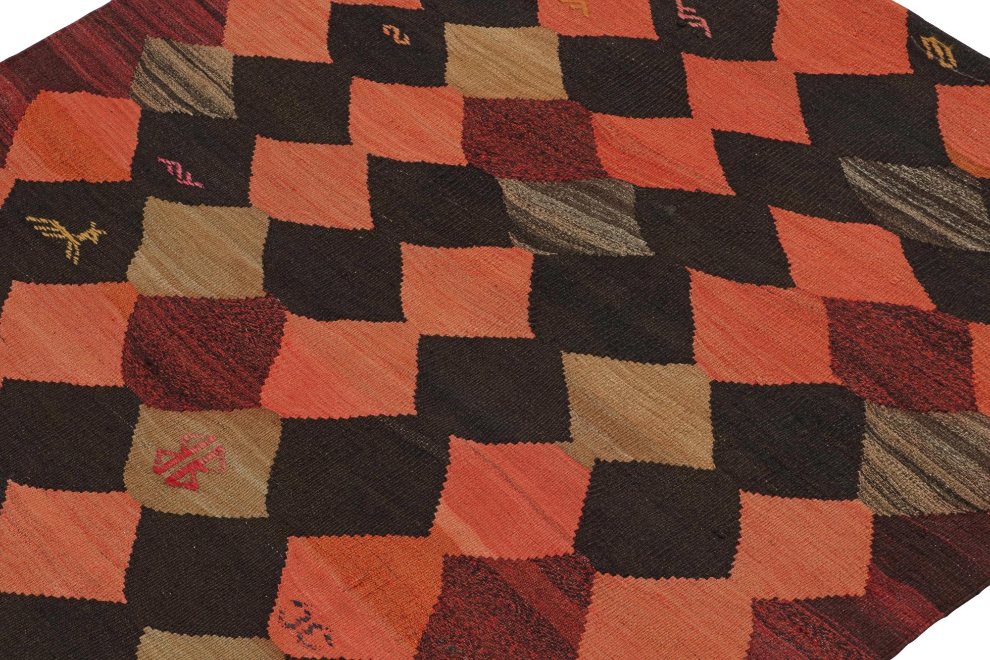 Dieser alte persische 4x5-Kilim ist ein Karadagh-Stammesteppich - benannt nach der Bergregion, die für ihre fabelhaften Werke bekannt ist. Er ist aus Wolle handgewebt und stammt aus der Zeit um 1950-1960.

Über das Design:

Das kühne Design