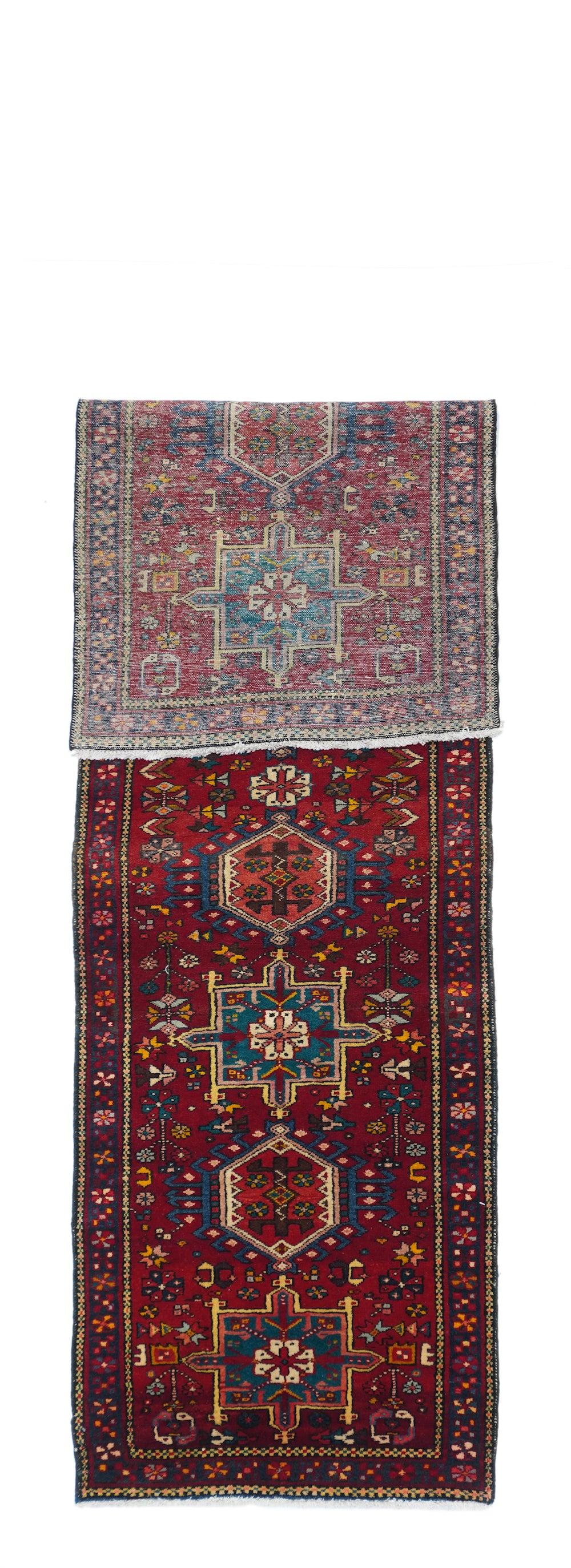 Alfombra Karajeh Vintage 2'11'' x 10'4''.