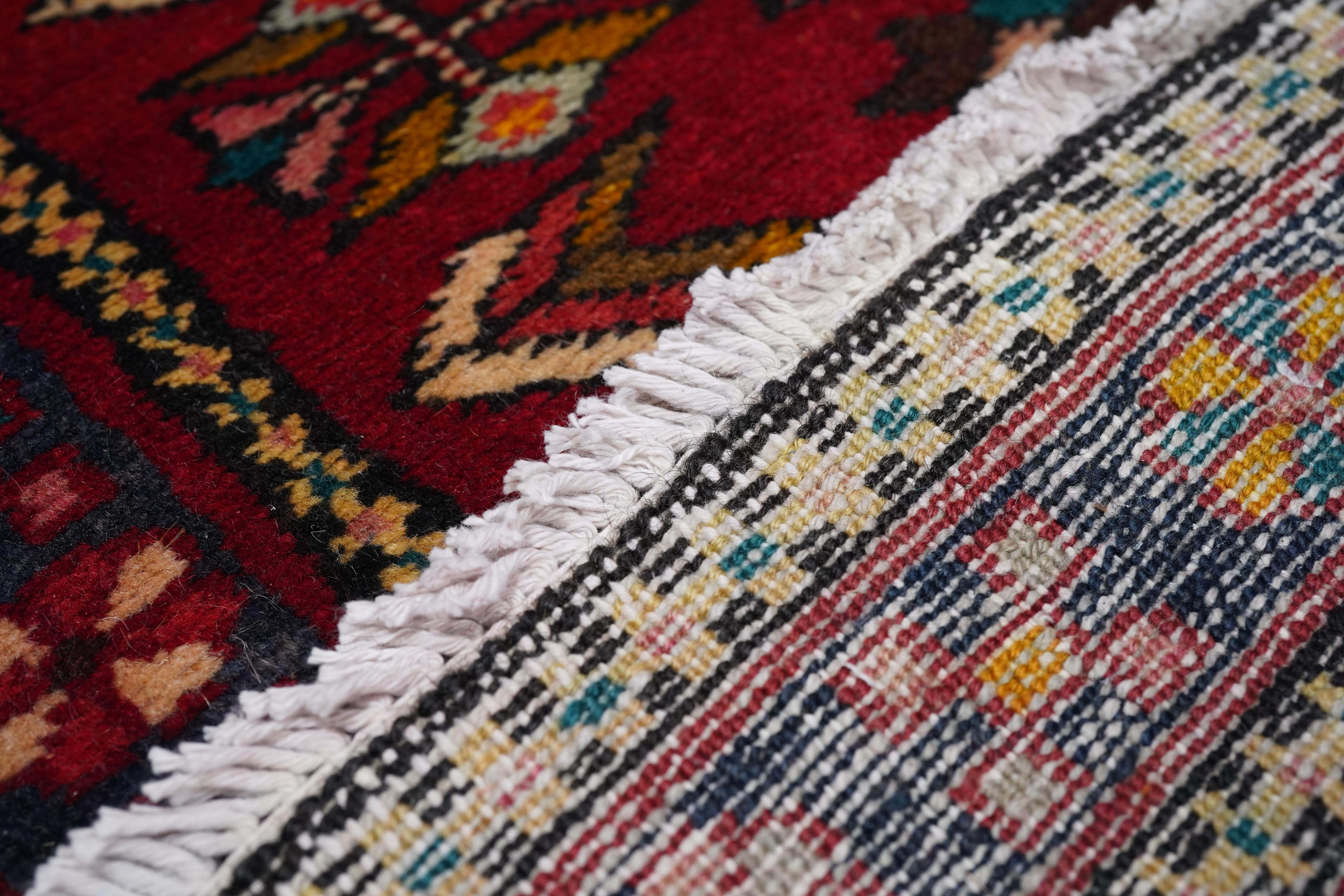 Alfombra Karajeh Vintage 2'11'' x 10'4'' en Bueno estado para la venta en New York, NY
