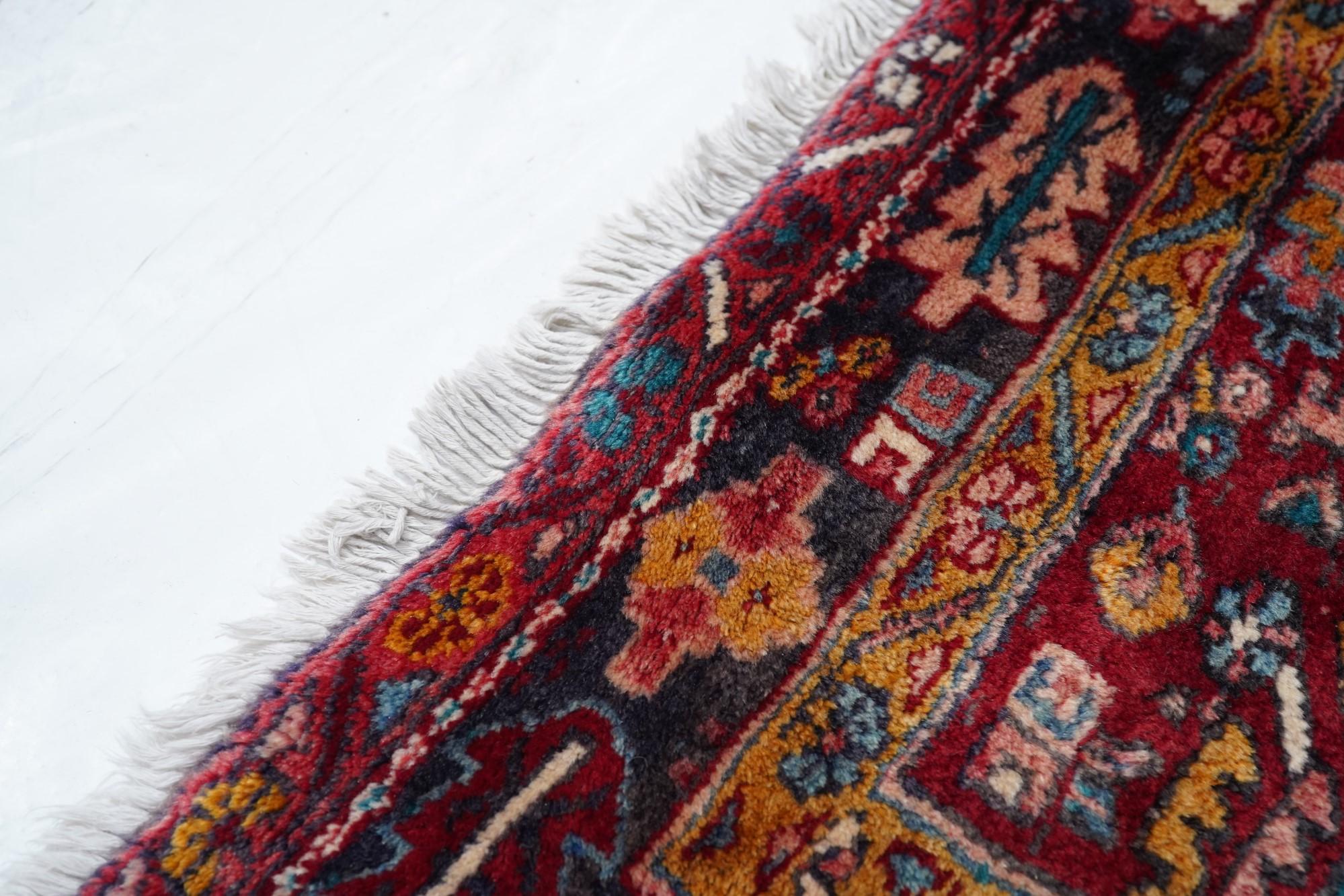 Vintage Karajeh-Läufer 4'9'' x 12'10'' im Zustand „Gut“ im Angebot in New York, NY