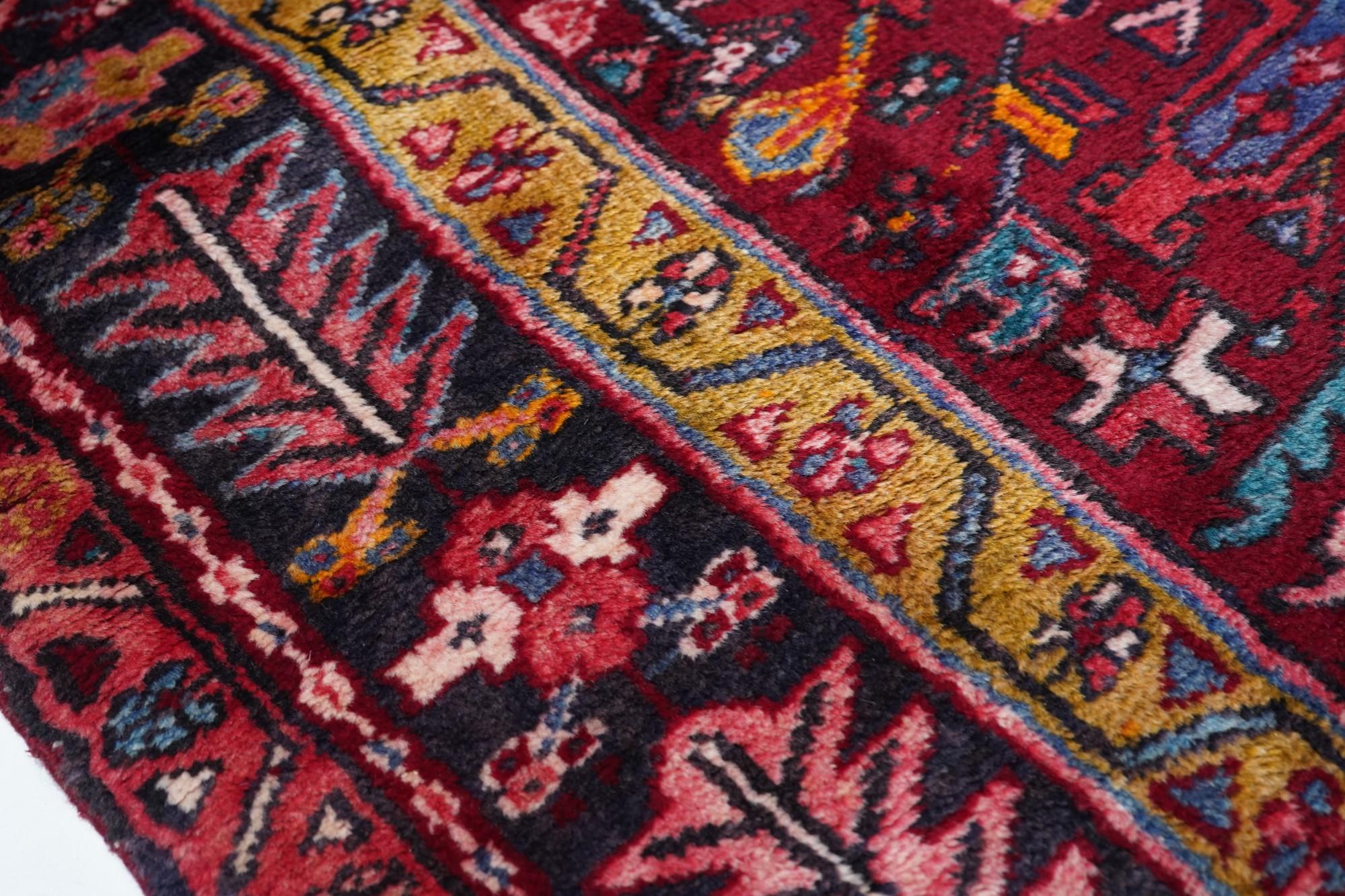 Vintage Karajeh-Läufer 4'9'' x 12'10'' (Mitte des 20. Jahrhunderts) im Angebot