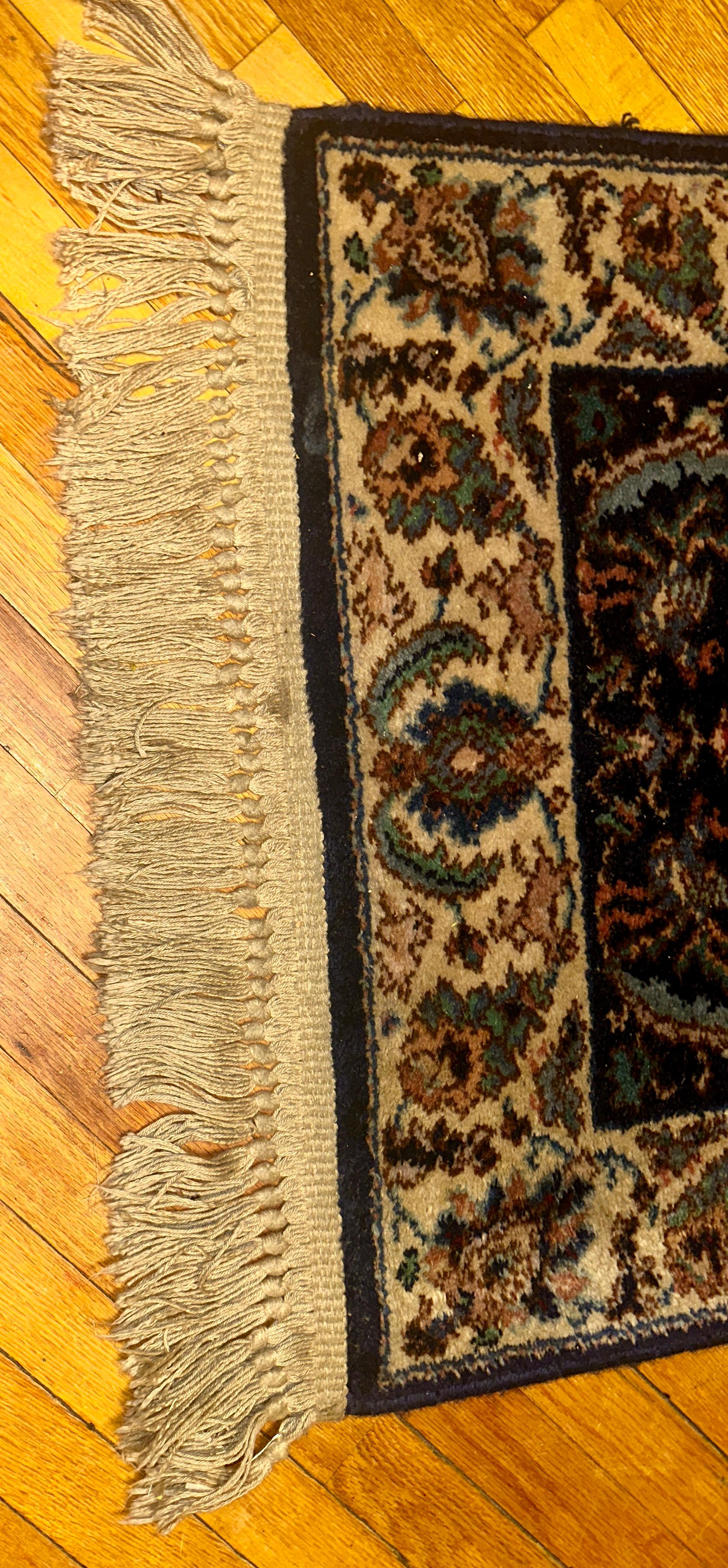 Il s'agit d'un tapis Karastan vintage avec un magnifique motif persan Tabriz.  Fabriqué dans les années 1980, le tapis est en excellent état avec des poils 100 % laine. (Dans les années 1980, la société était la Karastan originale... voir