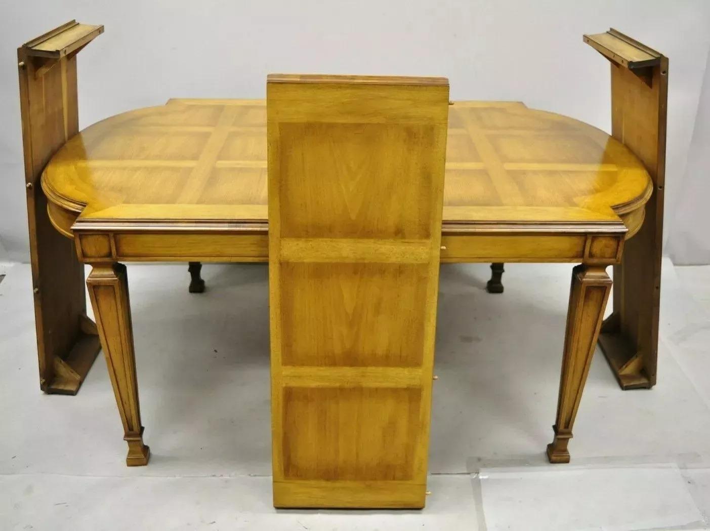 Vintage Karges Italian Provincial Parquetry Inlay Top Dining Table w/ 3 Leaves. L'article présente (3) feuilles de 15