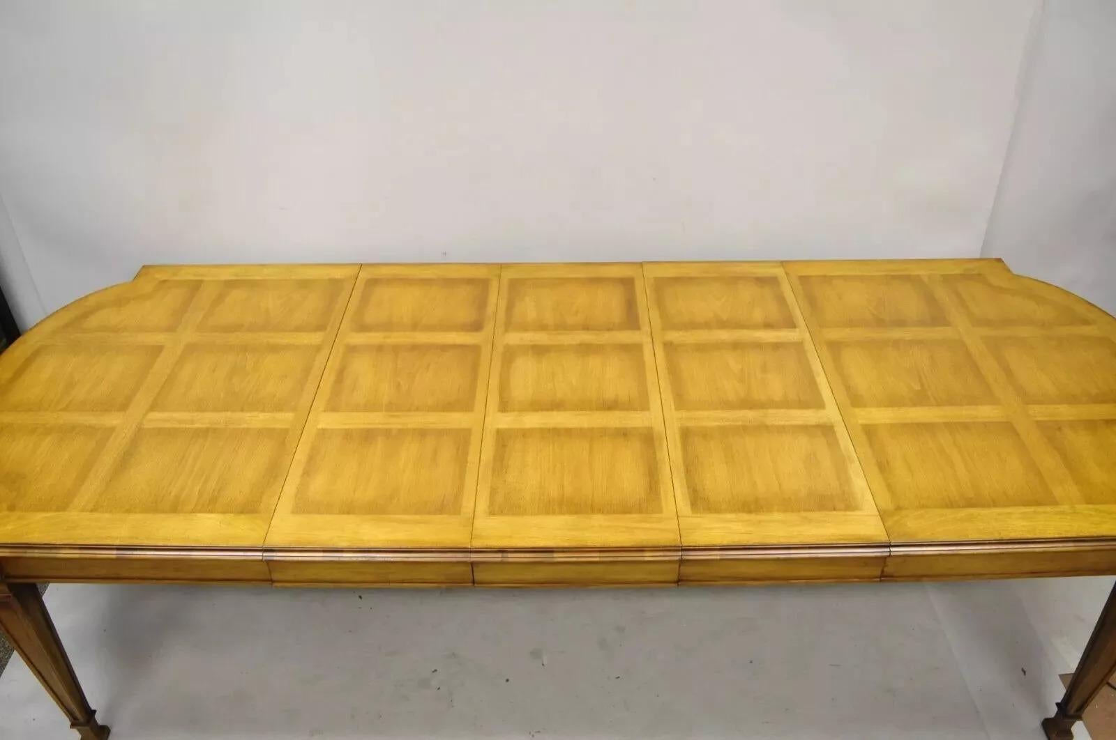 Provincial français Vieille table de salle à manger provinciale italienne Karges avec plateau incrusté de parqueterie avec 3 feuilles en vente