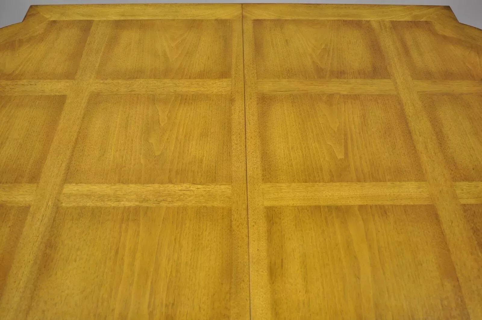 Inconnu Vieille table de salle à manger provinciale italienne Karges avec plateau incrusté de parqueterie avec 3 feuilles en vente