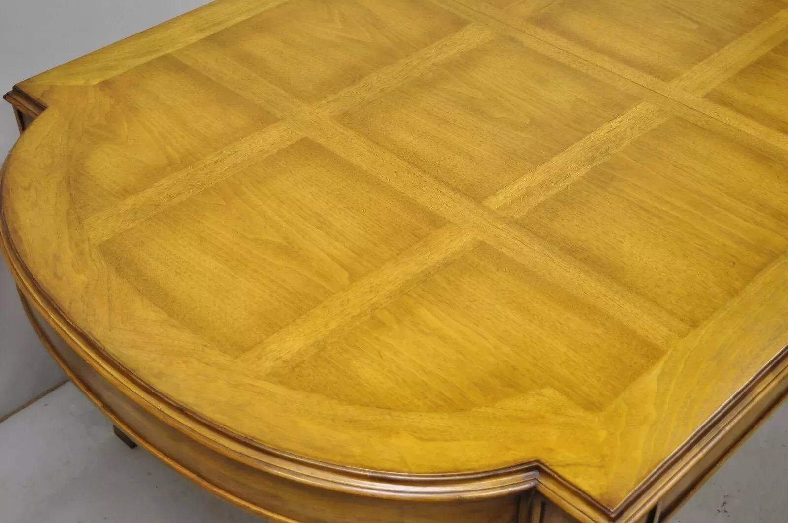20ième siècle Vieille table de salle à manger provinciale italienne Karges avec plateau incrusté de parqueterie avec 3 feuilles en vente