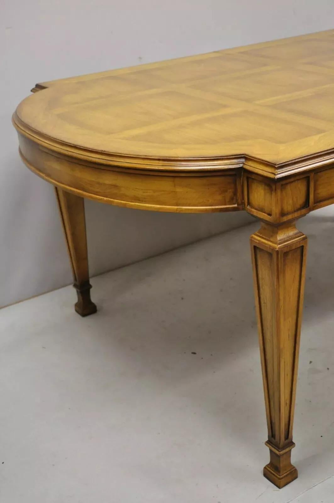 Vieille table de salle à manger provinciale italienne Karges avec plateau incrusté de parqueterie avec 3 feuilles en vente 1