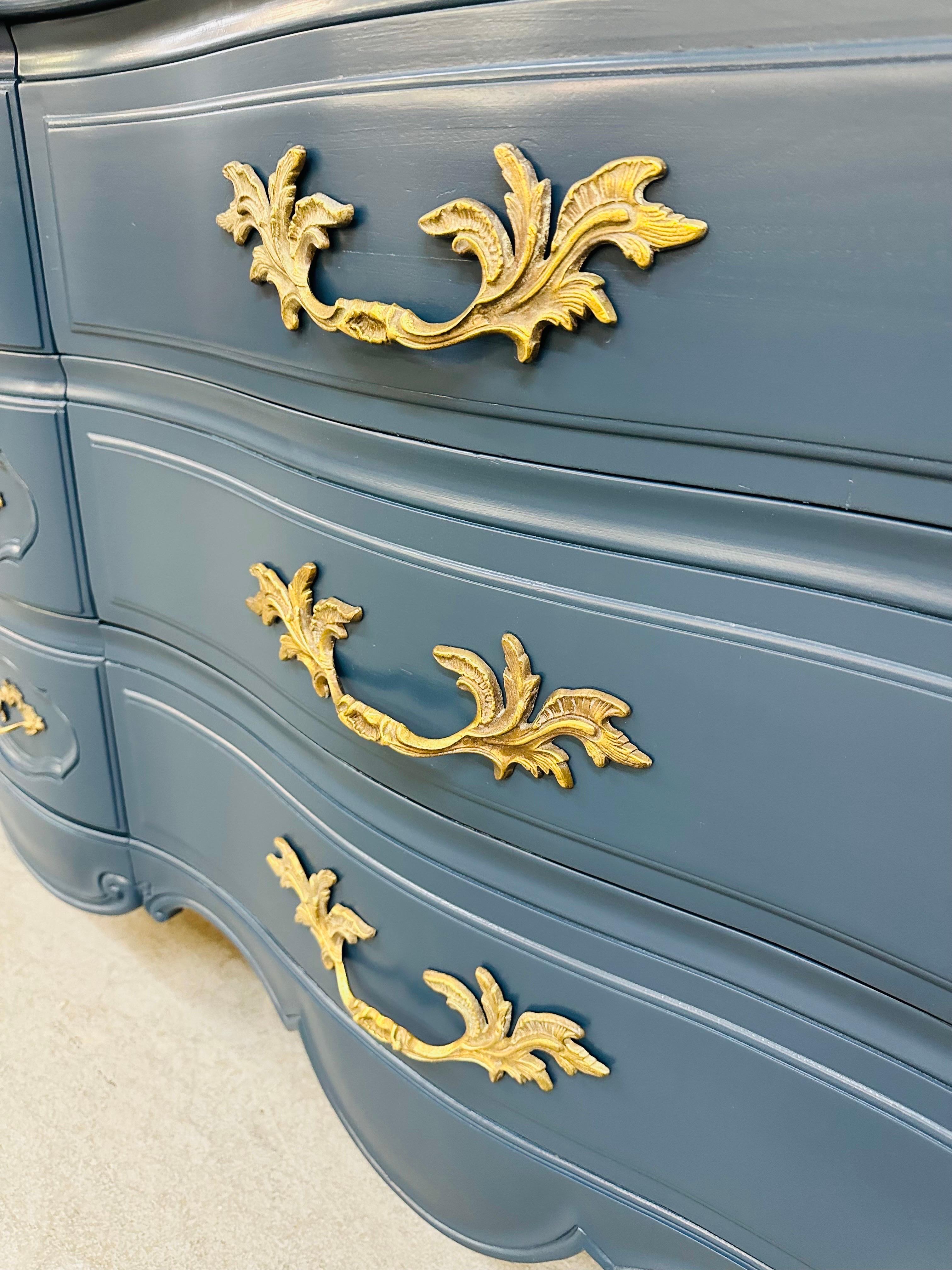 Vintage Karges Navy Blue French Provincial 9-Drawer Dresser In Good Condition In Clarksboro, NJ