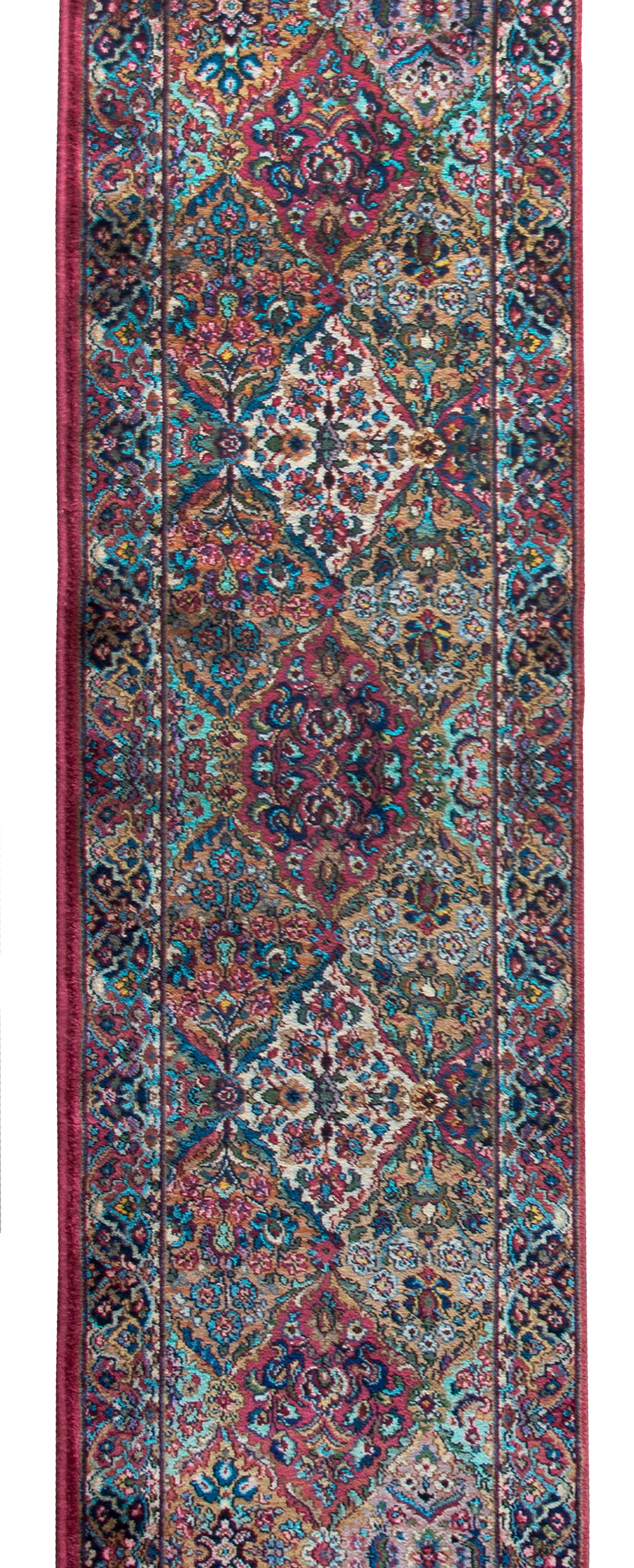 Maravillosa alfombra americana de estilo Kirastan Kirman, de finales del siglo XX, con un estampado floral de rombos en toda su superficie, tejida en una miríada de colores que incluyen rosas, dorados, turquesas, verdes, cremas y distintos tonos de