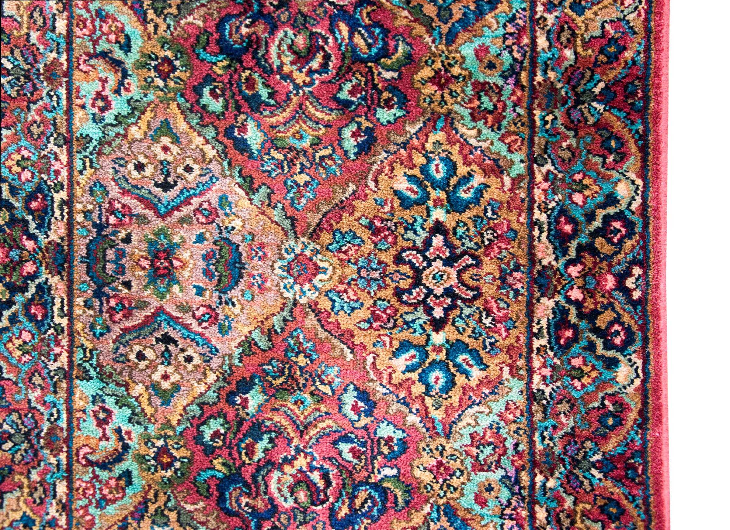 Camino de Mesa Vintage Karistan Kirman-Style en Bueno estado para la venta en Chicago, IL