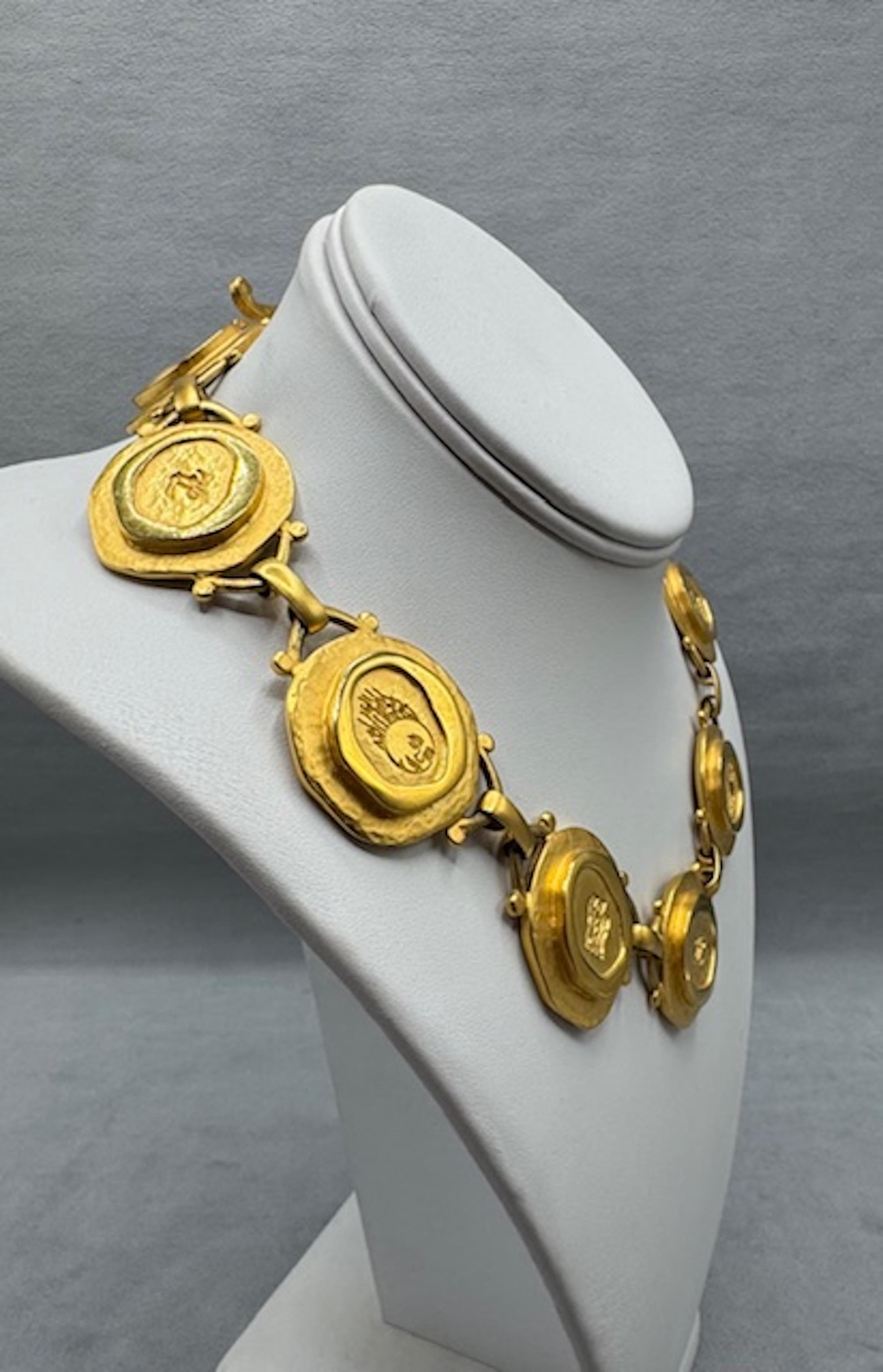 Vintage Karl Lagerfeld 1980s Satin Gold Medaillon Halskette im Angebot 7