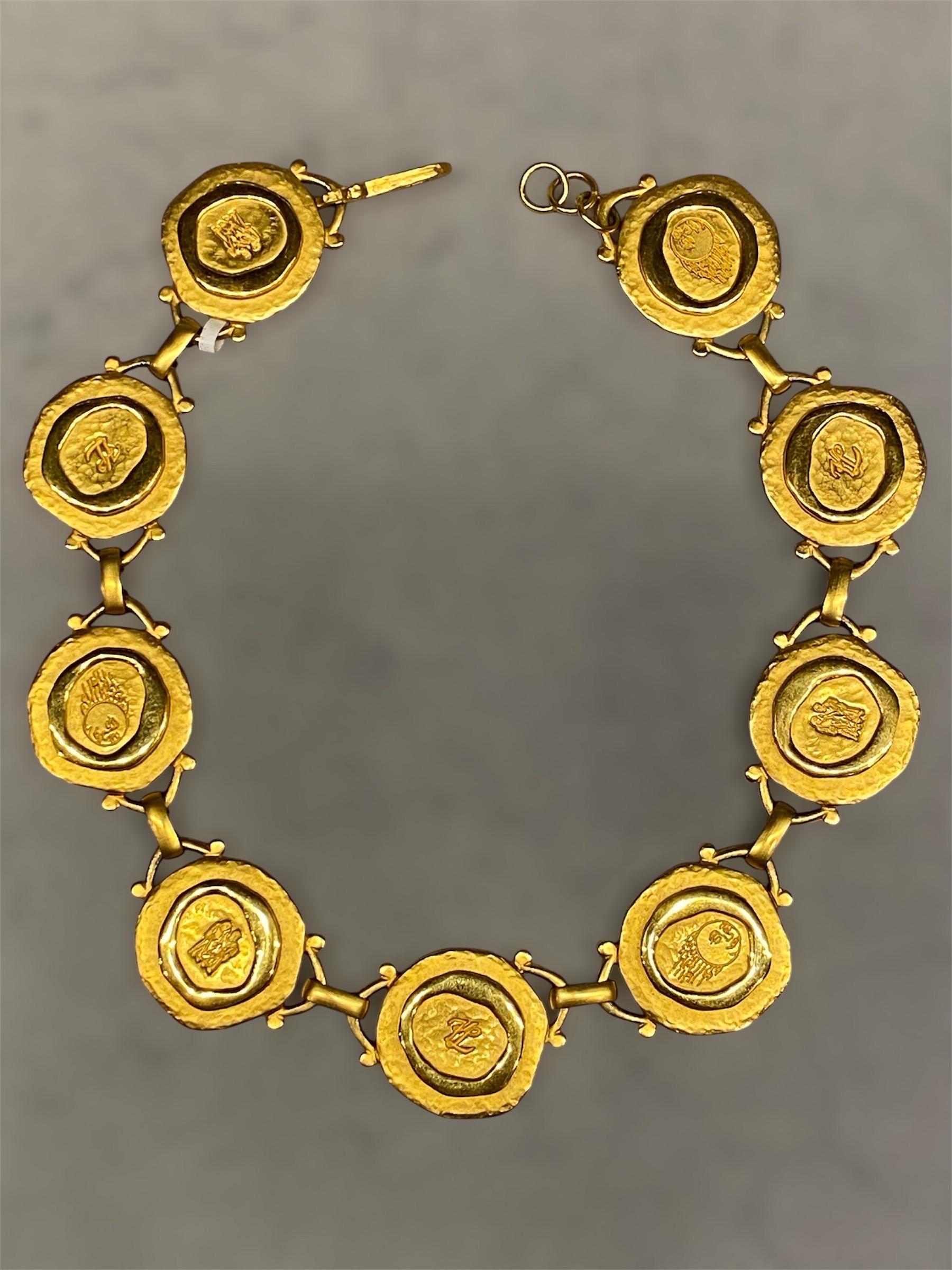 Vintage Karl Lagerfeld 1980s Satin Gold Medaillon Halskette im Zustand „Gut“ im Angebot in New York, NY