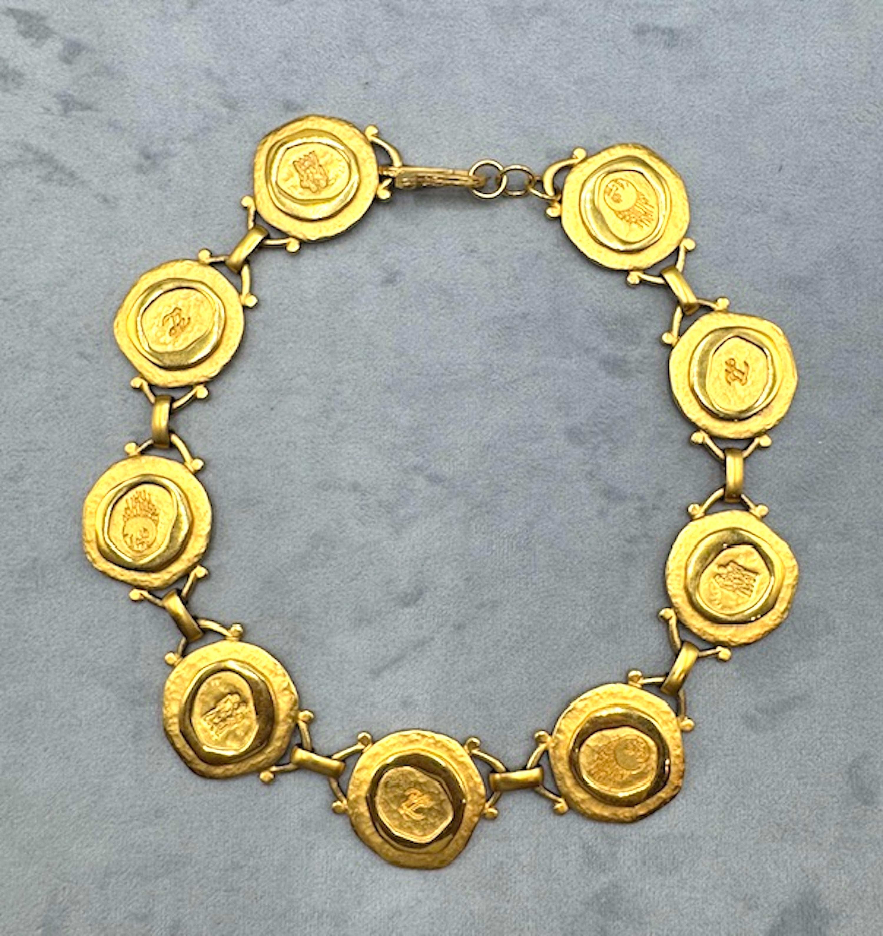 Vintage Karl Lagerfeld 1980s Satin Gold Medaillon Halskette Damen im Angebot
