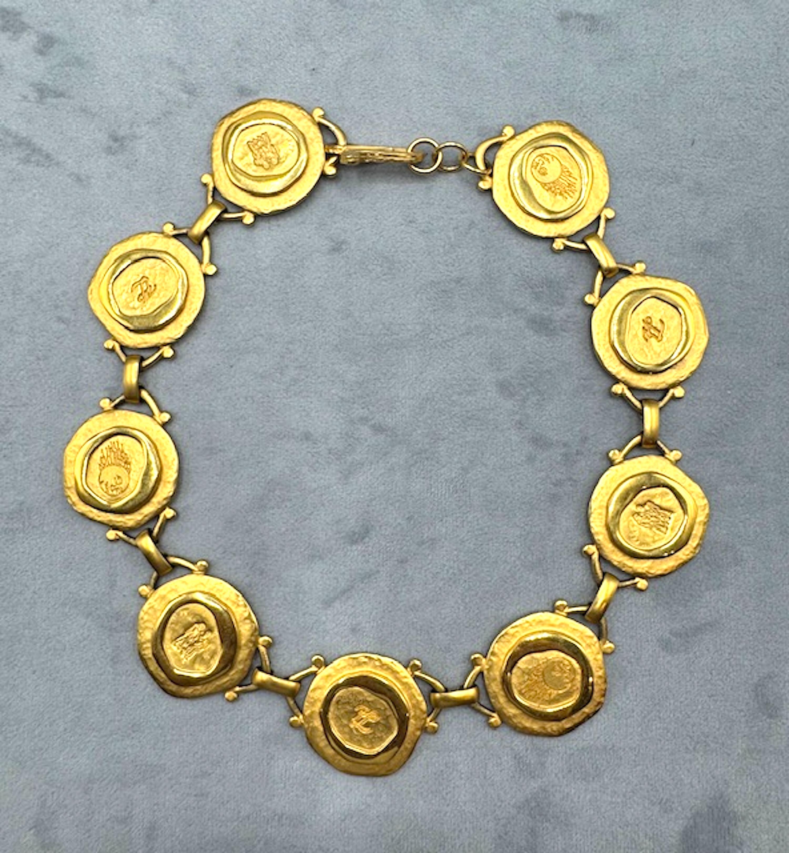 Vintage Karl Lagerfeld 1980s Satin Gold Medaillon Halskette im Angebot 1