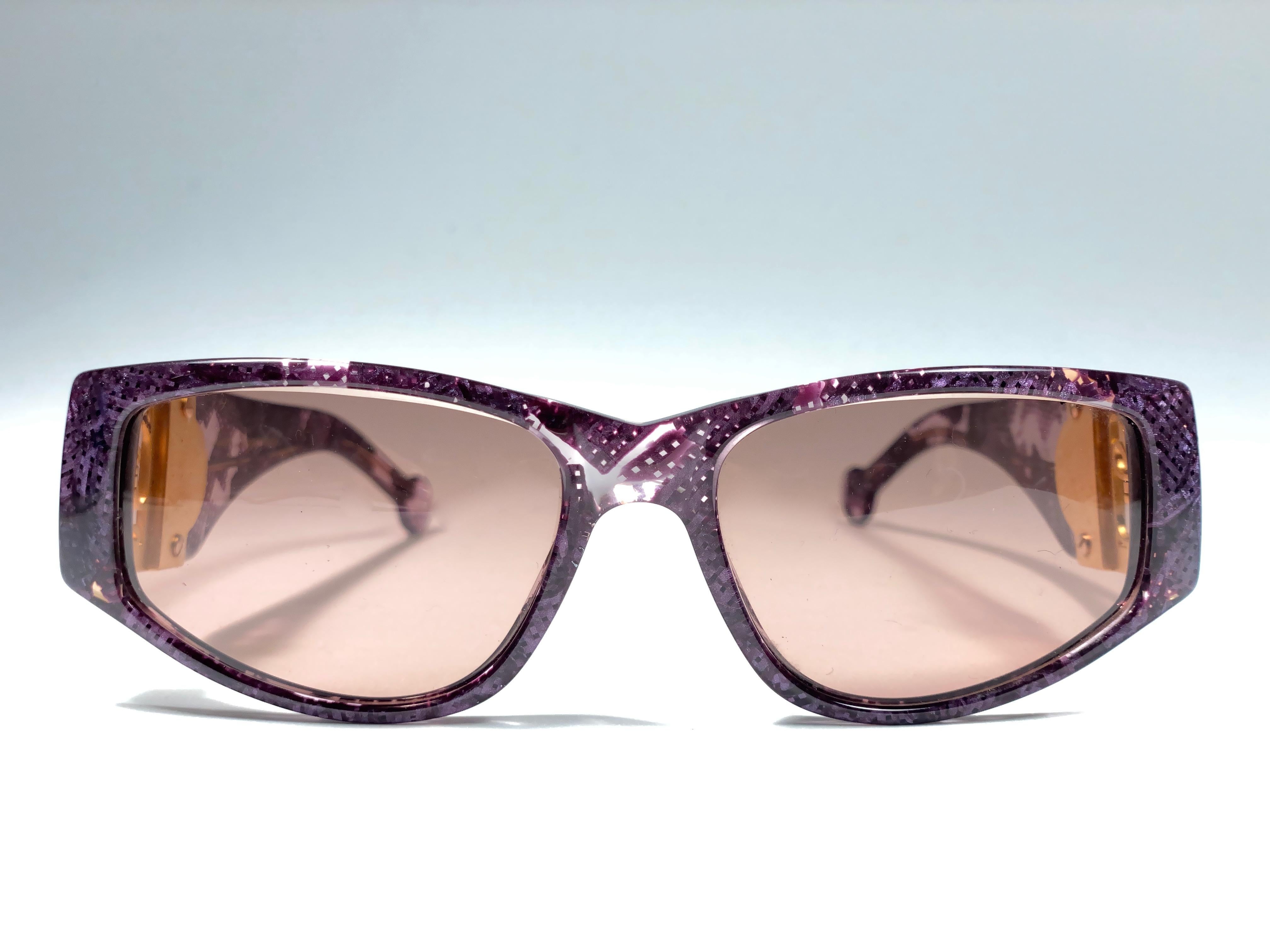 Erstaunlich Paar Vintage 1980's Karl Lagerfeld Gold & fuchsia Mosaik Sonnenbrille Framing ein Paar Bernstein Gläser.
 
Dieses Paar kann aufgrund der Lagerung leichte Gebrauchsspuren aufweisen. Ein echtes Modestatement.