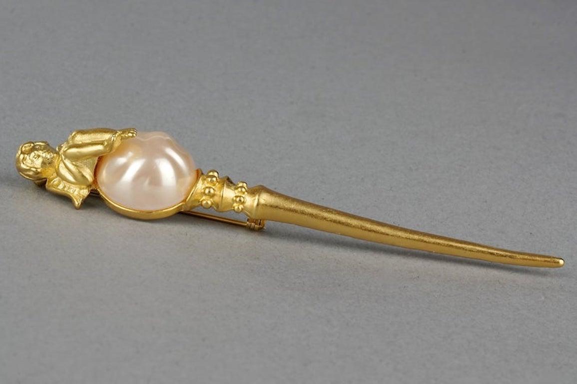 Vintage KARL LAGERFELD Angel Pearl Long Sceptre Brooch In Excellent Condition For Sale In Kingersheim, Alsace
