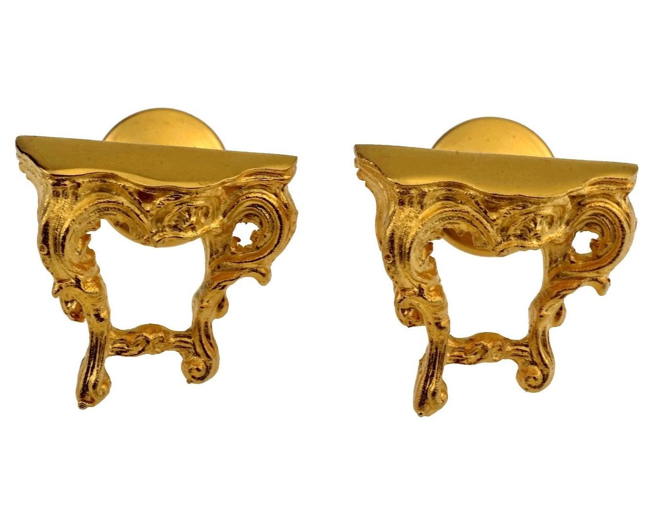 Vintage KARL LAGERFELD Baroque Table Cuff Links

Measurements:
Height: 0.75 inch (1.9 cm)
Width: 0.79 inch (2 cm)
Depth: 0.94 inch (2.4 cm)

Features:
- 100% Authentic KARL LAGERFELD.
- Baroque style novelty table cuff links.
- Matte gold tone