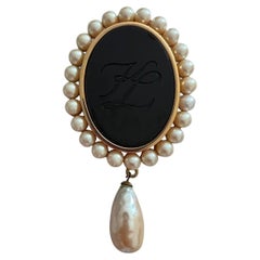 Spilla vintage Karl Lagerfeld in vetro nero e perle finte KL by Karl Lagerfeld, anni '90