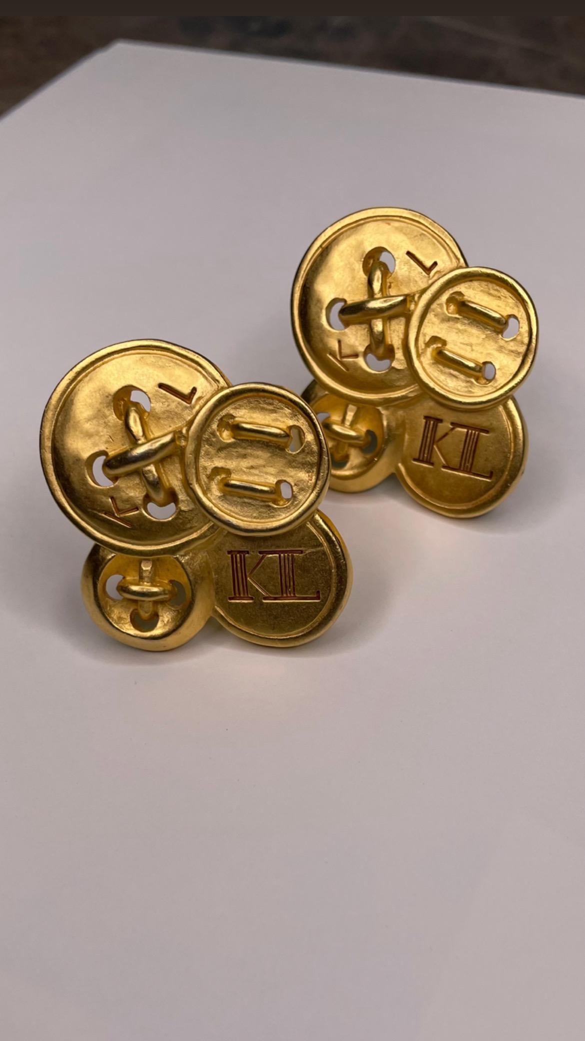 Karl Lagerfeld gold-tone matte finish button style clip-on earrings featuring KL logo.

Signed.

Period: 1990s

Condition: Excellent. 
Length: 4 cm
Width: 4 cm


........Additional information ........

- Photo might be slightly different from