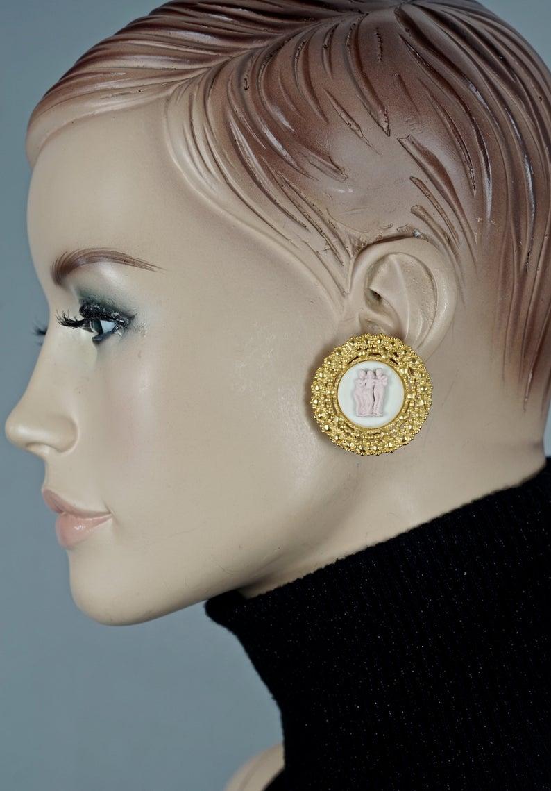 Vintage KARL LAGERFELD Ceramic Figural Earrings

Measurements:
Height: 1.38 inches (3.5 cm)
Width: 1.38 inches (3.5 cm)
Weight per Earring: 21 grams

Features:
- 100% Authentic KARL LAGERFELD.
- 3 dimensional naked ladies in pastel pink plaster on a