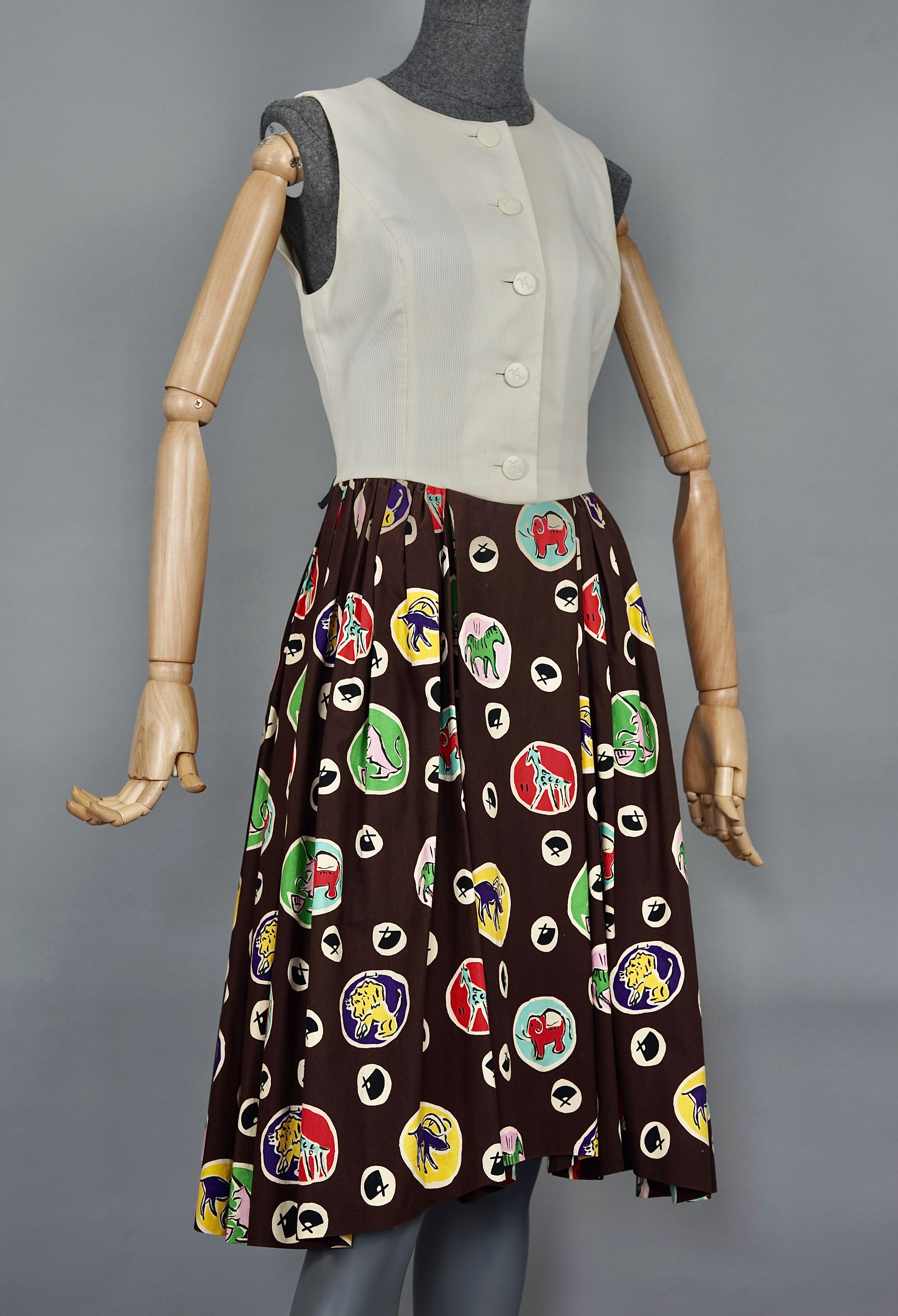 Vintage KARL LAGERFELD Colorful Logo Print Pleated Sleeveless Dress In Good Condition For Sale In Kingersheim, Alsace
