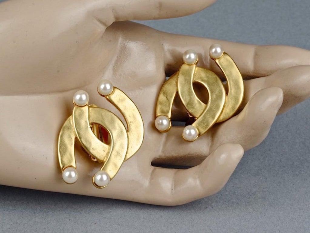Vintage KARL LAGERFELD Double Horseshoe Pearl Earrings In Excellent Condition For Sale In Kingersheim, Alsace