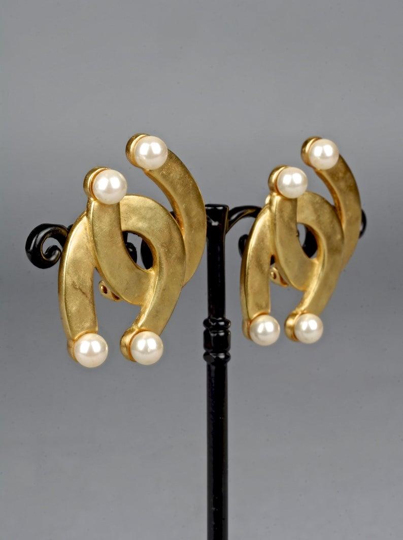 Vintage KARL LAGERFELD Double Horseshoe Pearl Earrings For Sale 1