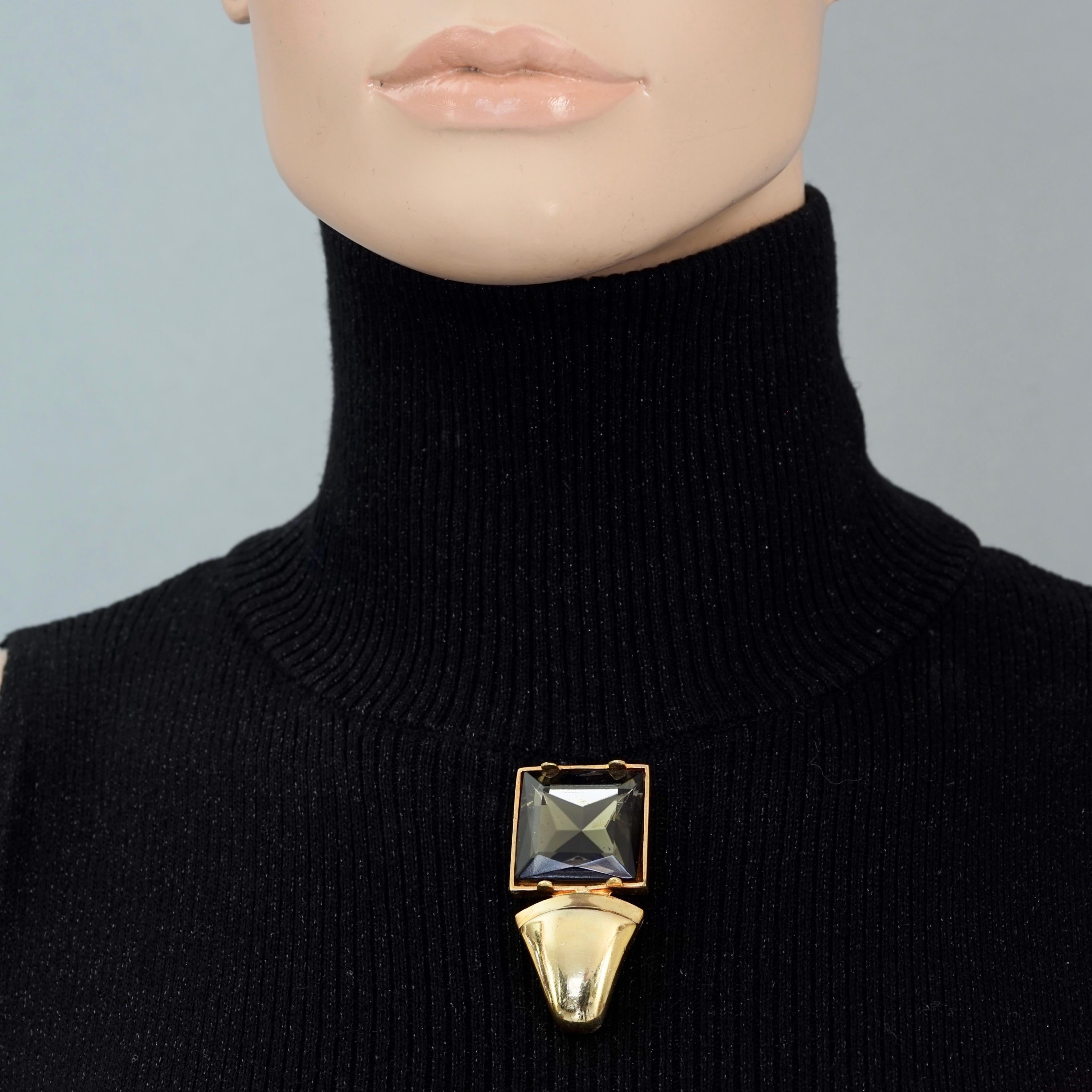 Vintage KARL LAGERFELD Geometric Diamant Brooch

Measurements:
Height: 2.04 inches (5.2cm)
Width: 1.02 inches (2.6 cm)

Features:
- 100% Authentic KARL LAGERFELD.
- Geometric brooch with faceted diamant embellishment.
- Gold tone hardware.
- Signed