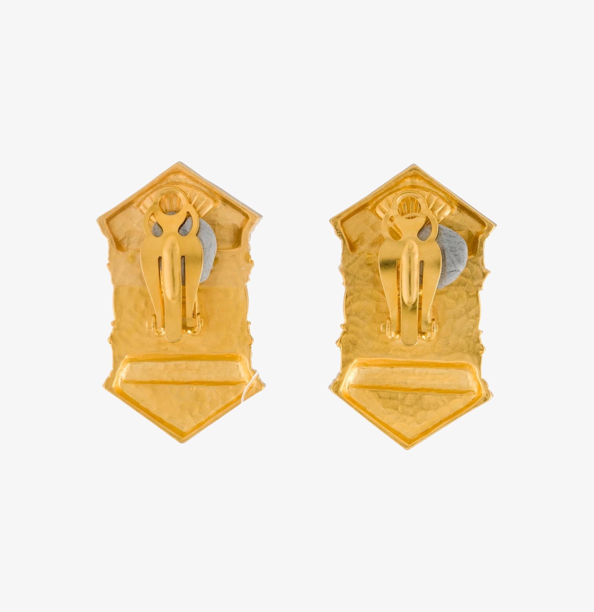 Pendiente de clip vintage Karl Lagerfeld con patilla griega de cristal

Longitud: 4,5 cm / 1.75″.

Anchura: 2,5 cm / 1″.

Estado - muy bueno, ligeros arañazos en el metal

........Información adicional ........

- El color de las fotos puede diferir