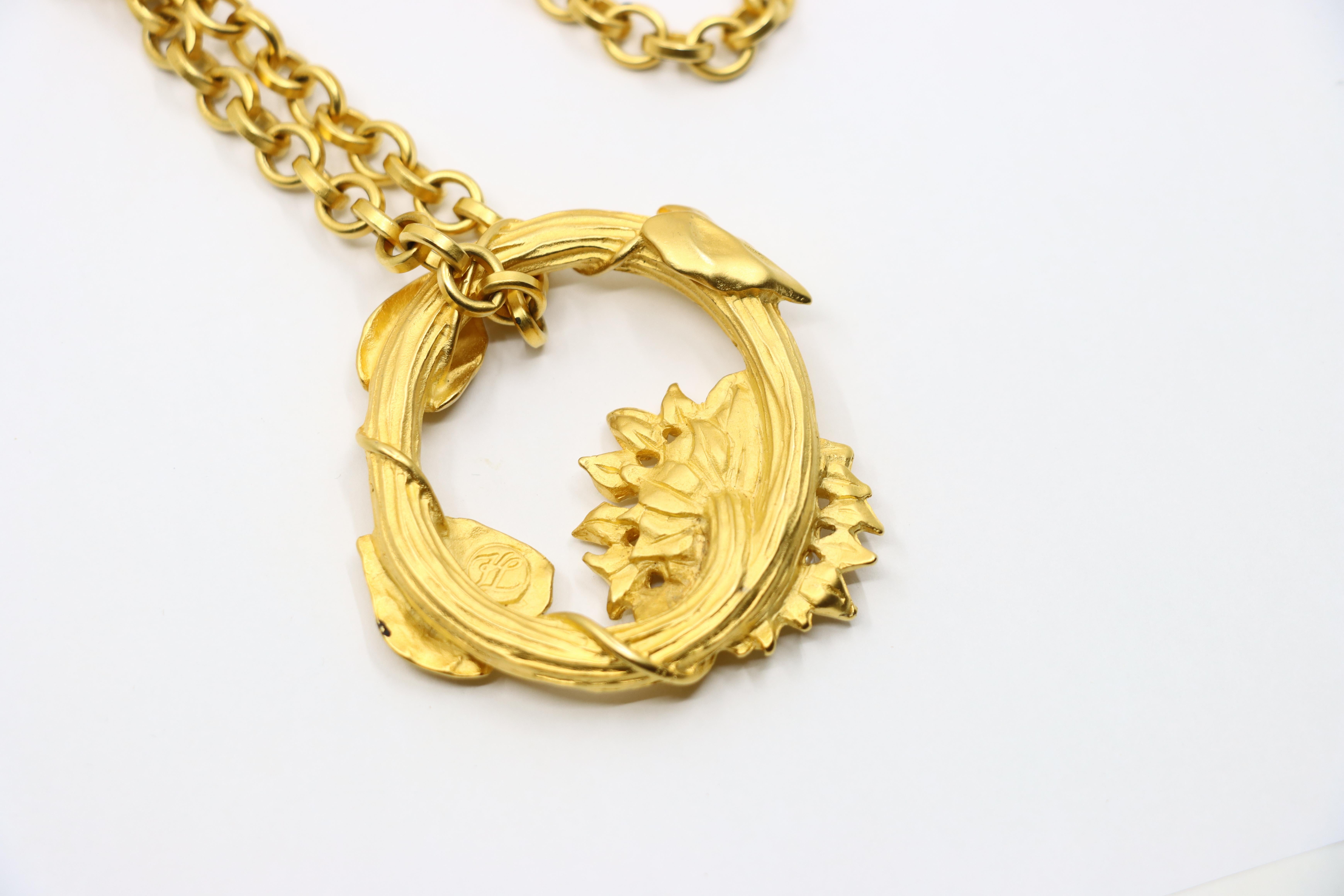 Sautoir vintage Karl Lagerfeld avec pendentif couronne en métal doré en vente 6