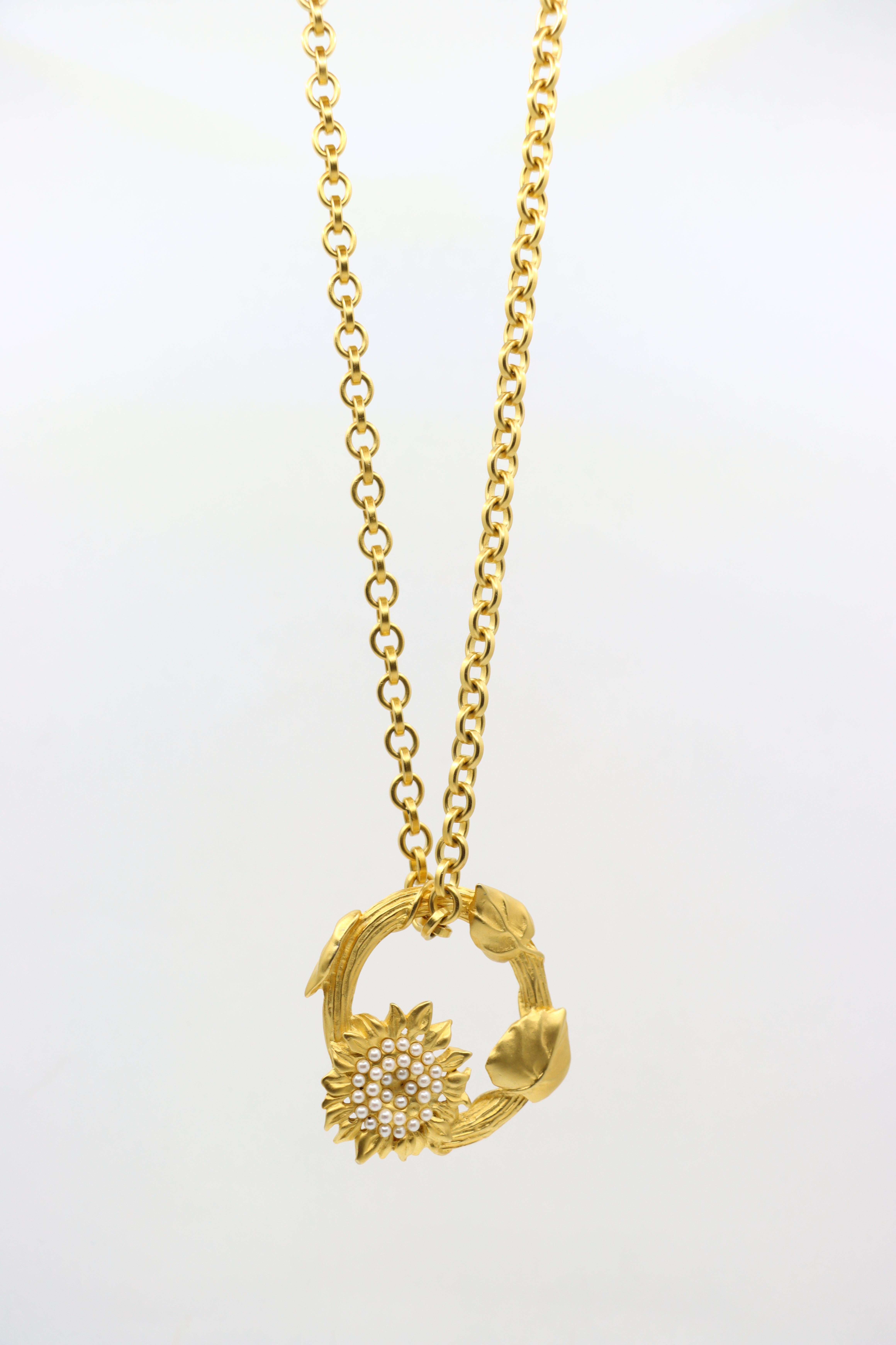 Sautoir vintage Karl Lagerfeld avec pendentif couronne en métal doré en vente 7