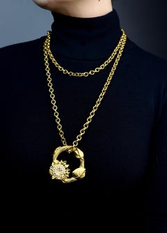 Sautoir vintage Karl Lagerfeld avec pendentif couronne en métal doré