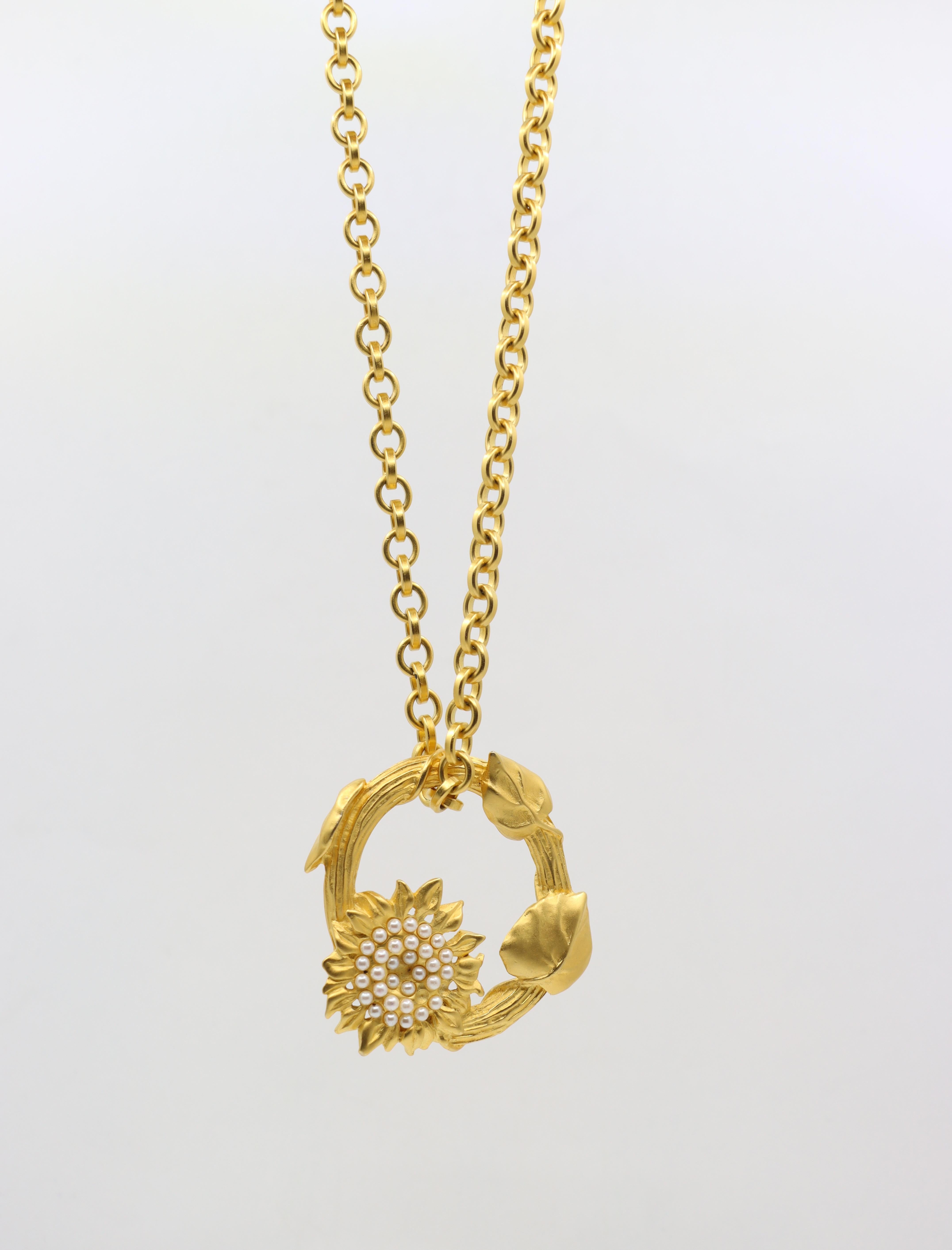 Sautoir vintage Karl Lagerfeld avec pendentif couronne en métal doré Bon état - En vente à Flushing, NY