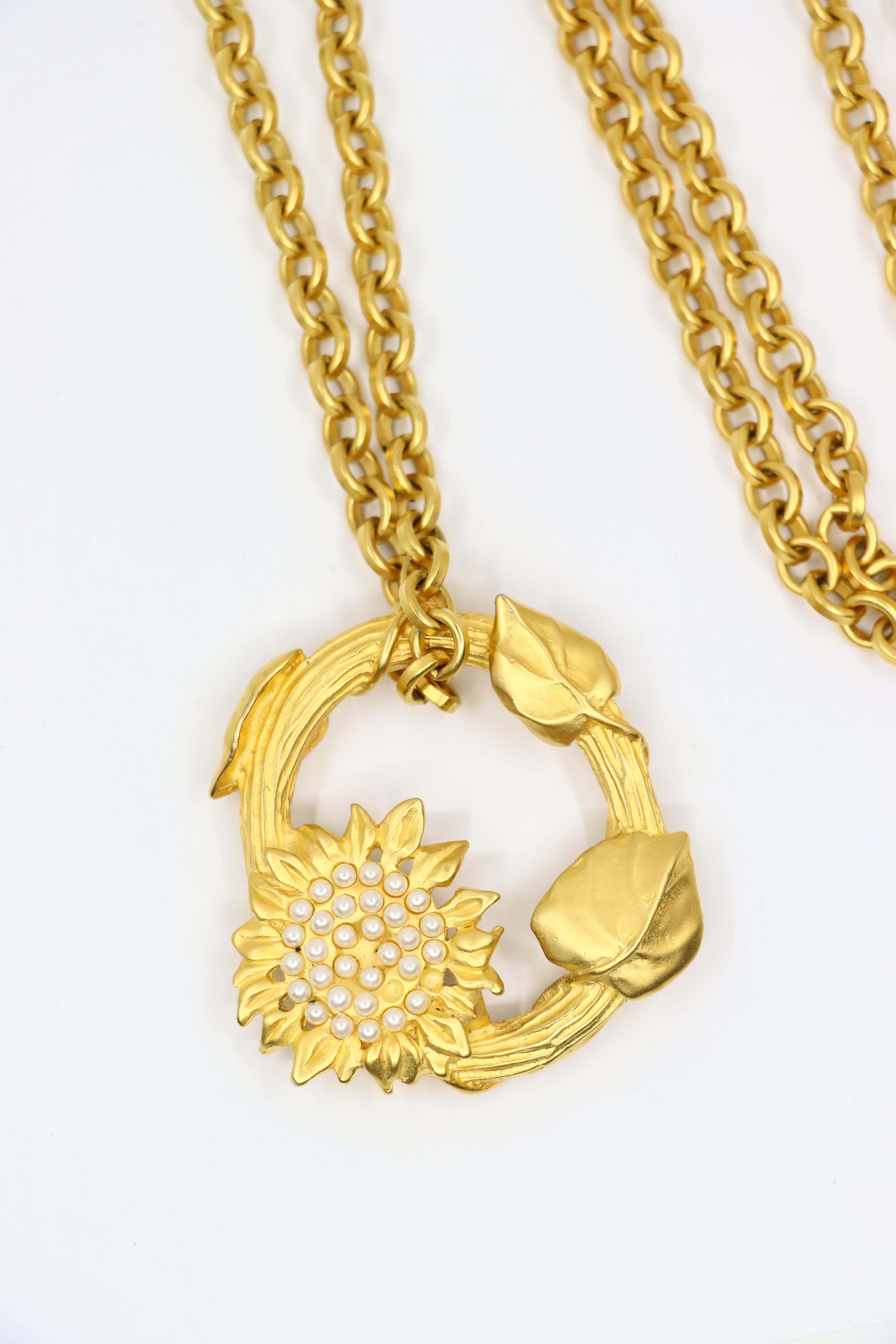 Sautoir vintage Karl Lagerfeld avec pendentif couronne en métal doré Unisexe en vente