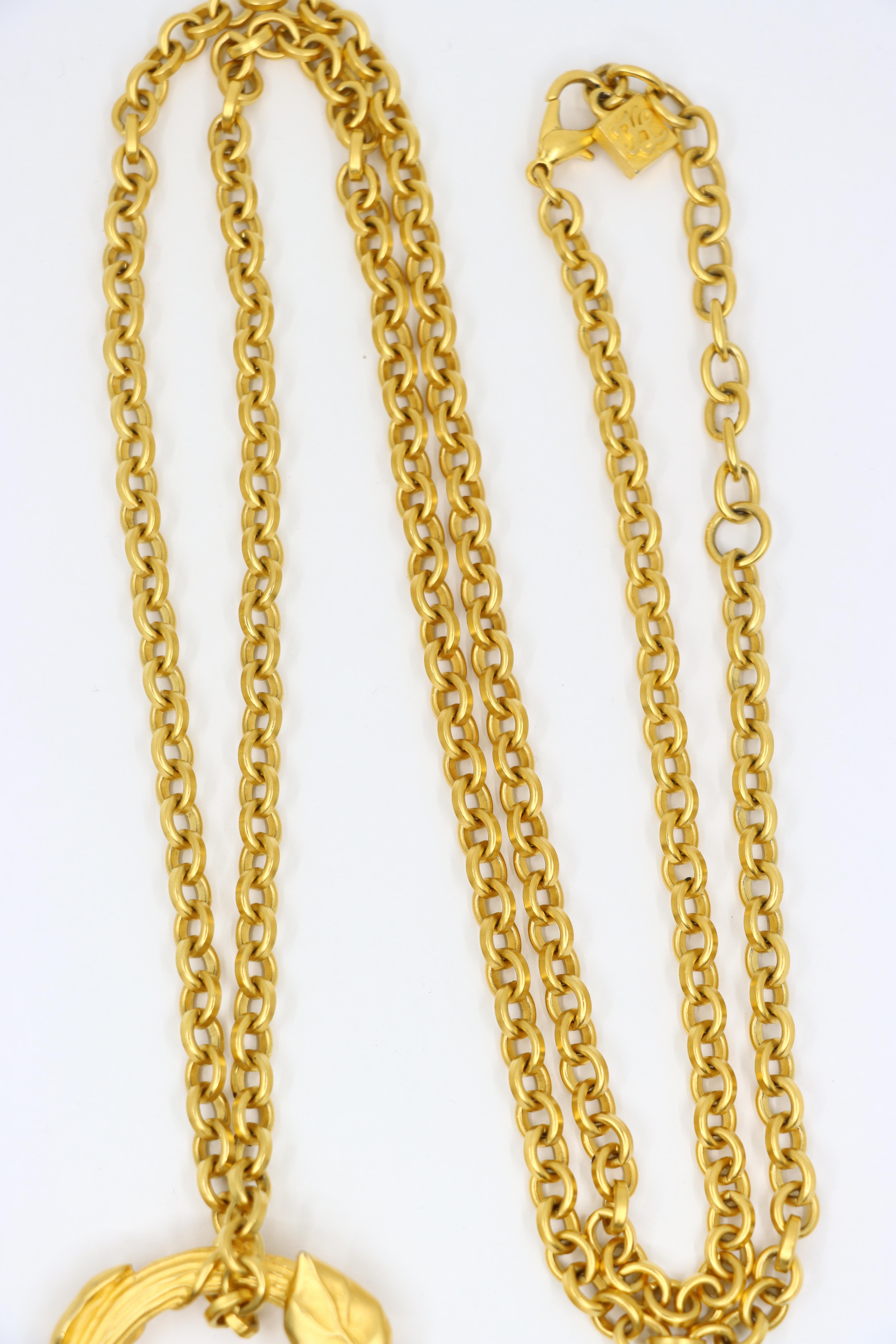 Sautoir vintage Karl Lagerfeld avec pendentif couronne en métal doré en vente 1