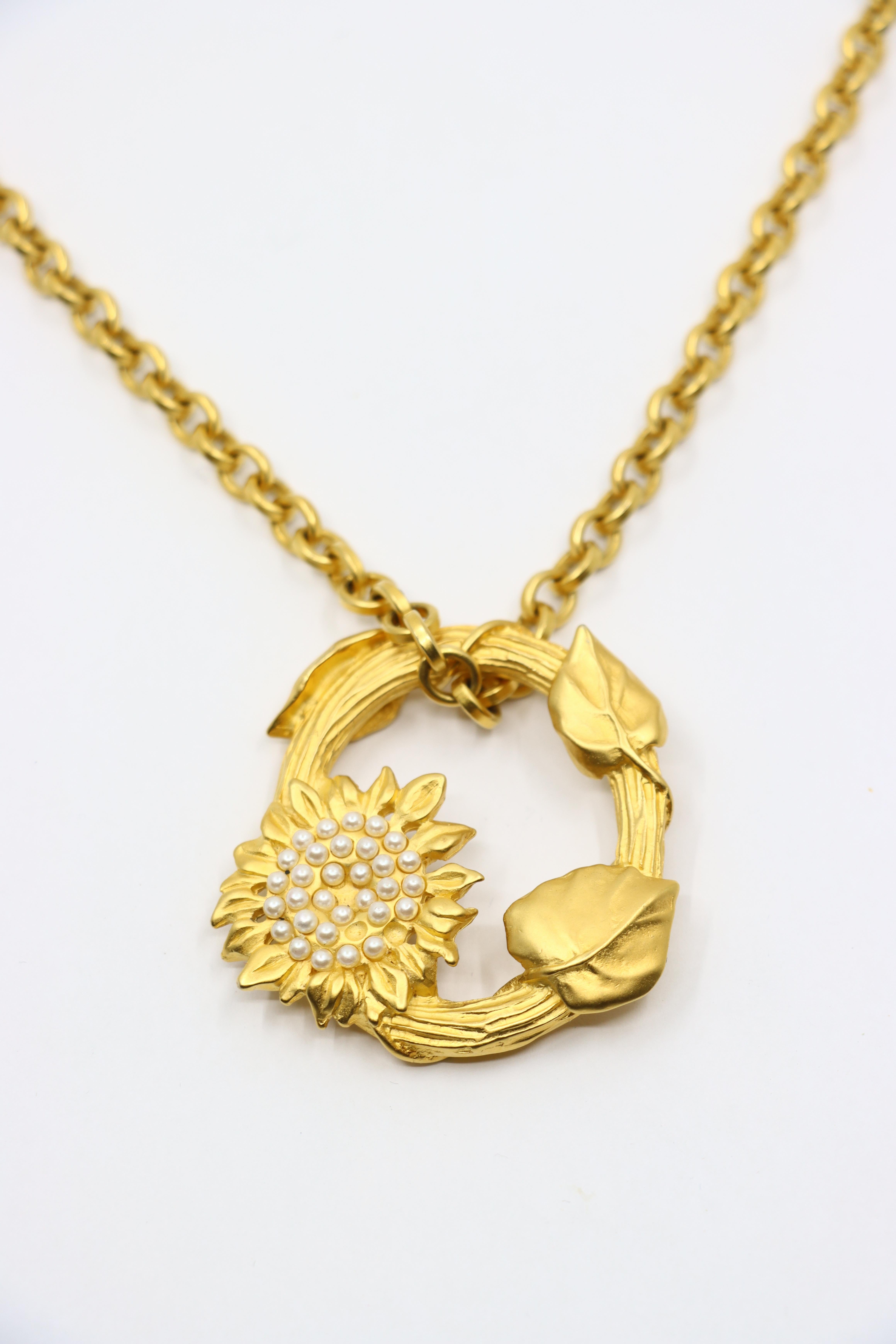 Sautoir vintage Karl Lagerfeld avec pendentif couronne en métal doré en vente 2