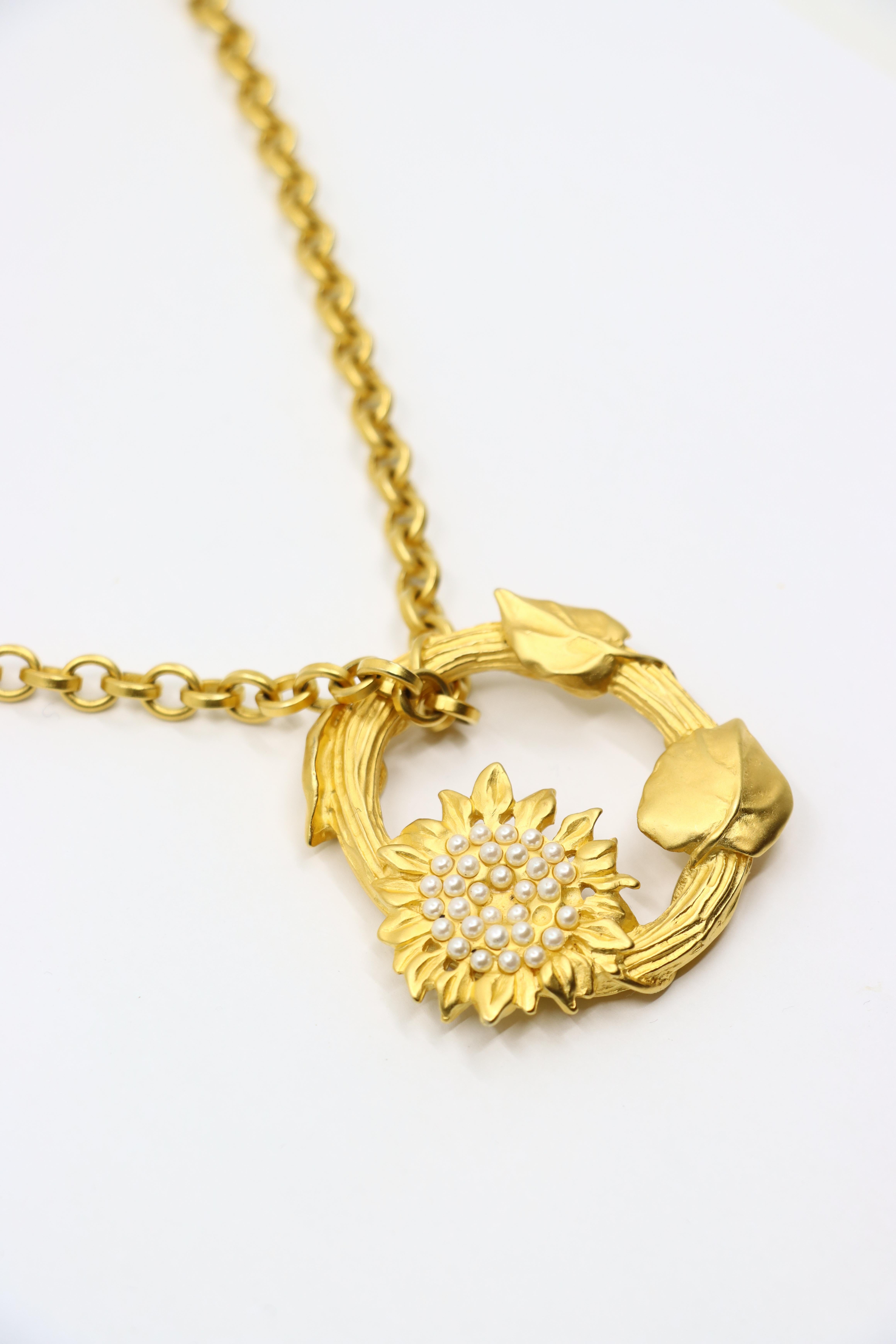 Sautoir vintage Karl Lagerfeld avec pendentif couronne en métal doré en vente 3