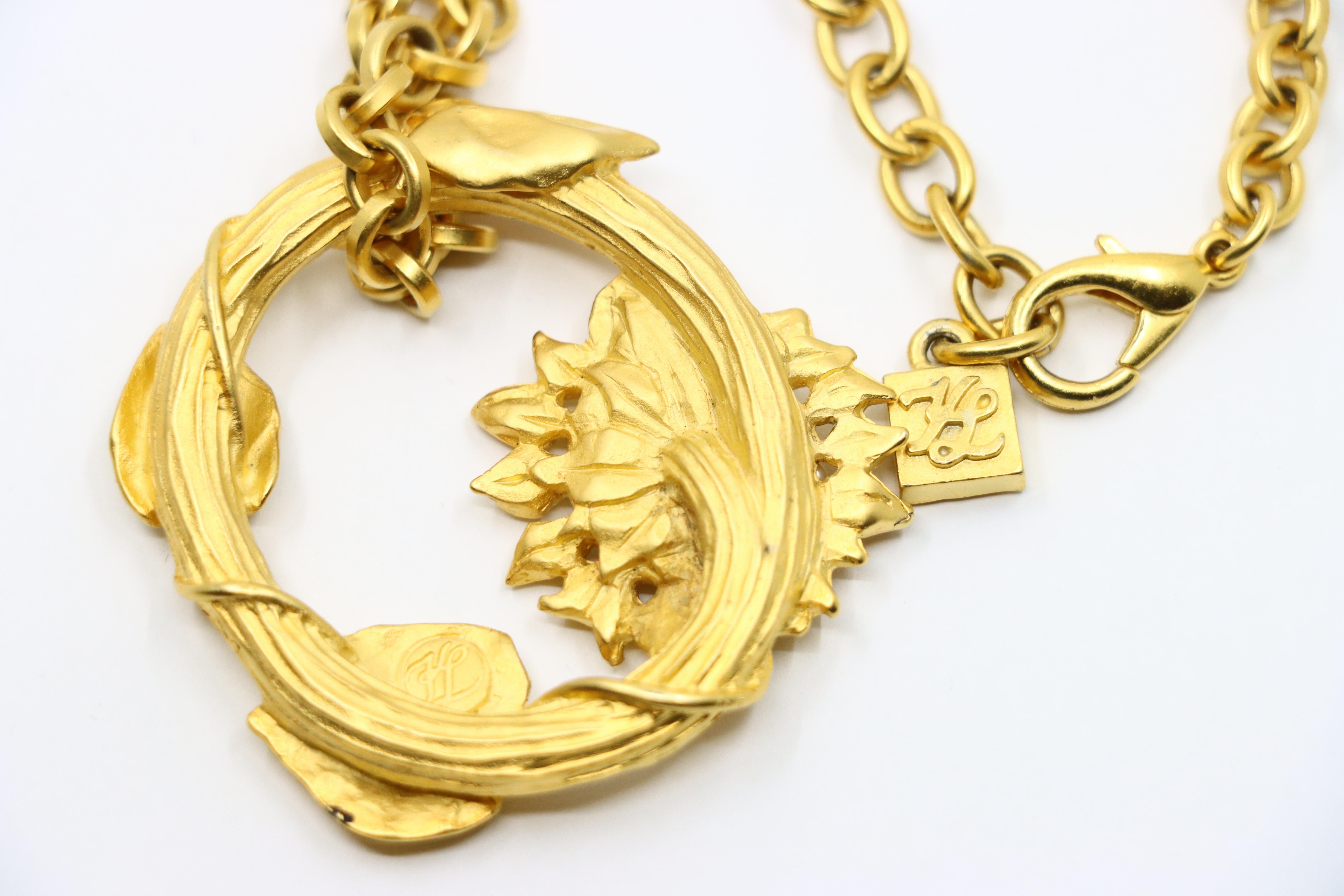 Sautoir vintage Karl Lagerfeld avec pendentif couronne en métal doré en vente 4