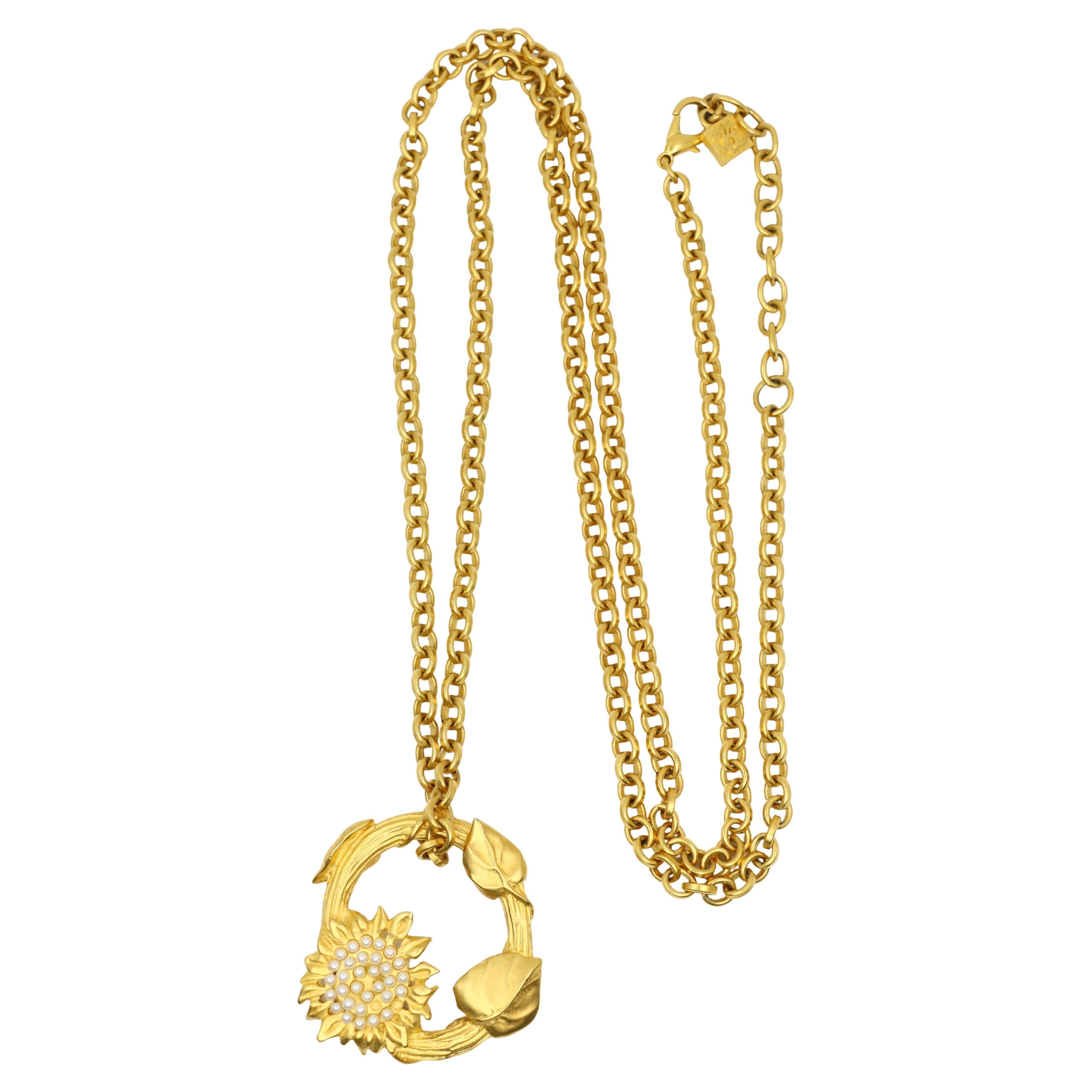 Sautoir vintage Karl Lagerfeld avec pendentif couronne en métal doré