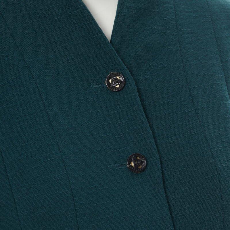 Vintage KARL LAGERFELD green wool graphic button paneled blazer jacket FR36
Reference: GIYG/A00011
Brand: Karl Lagerfeld
Designer: Karl Lagerfeld
Model: Wool tweed blazer
Material: Wool
Color: Green, Gold
Pattern: Solid
Closure: Button
Lining: