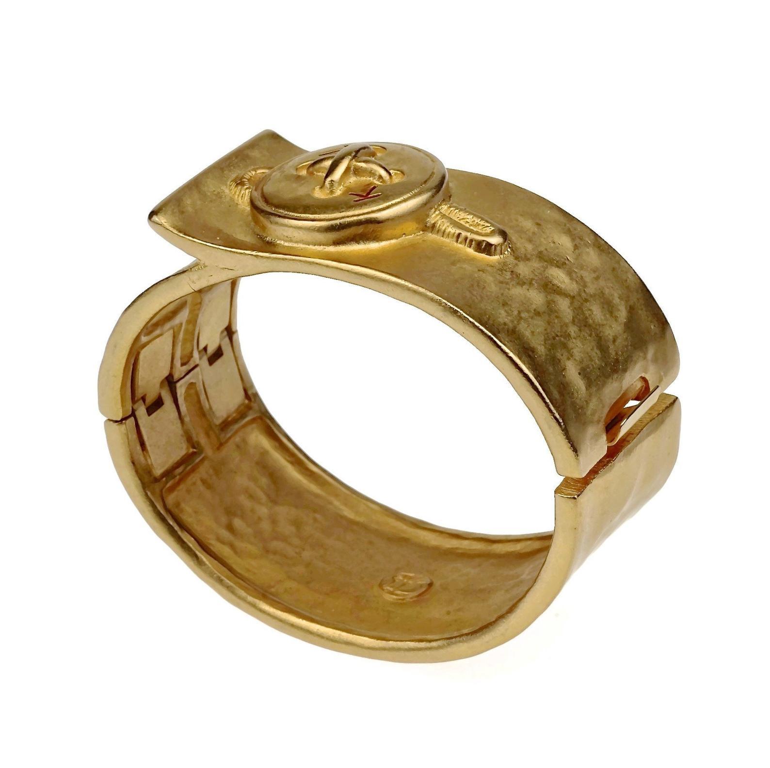 Vintage KARL LAGERFELD KL Logo Button Novelty Cuff Bracelet

Mesures :
Hauteur : 2,9 cm (1,14 pouces)
Circonférence intérieure : 6.88 pouces (17,5 cm)

Caractéristiques :
- 100% authentique KARL LAGERFELD.
- Bouton de manchette fantaisie avec le