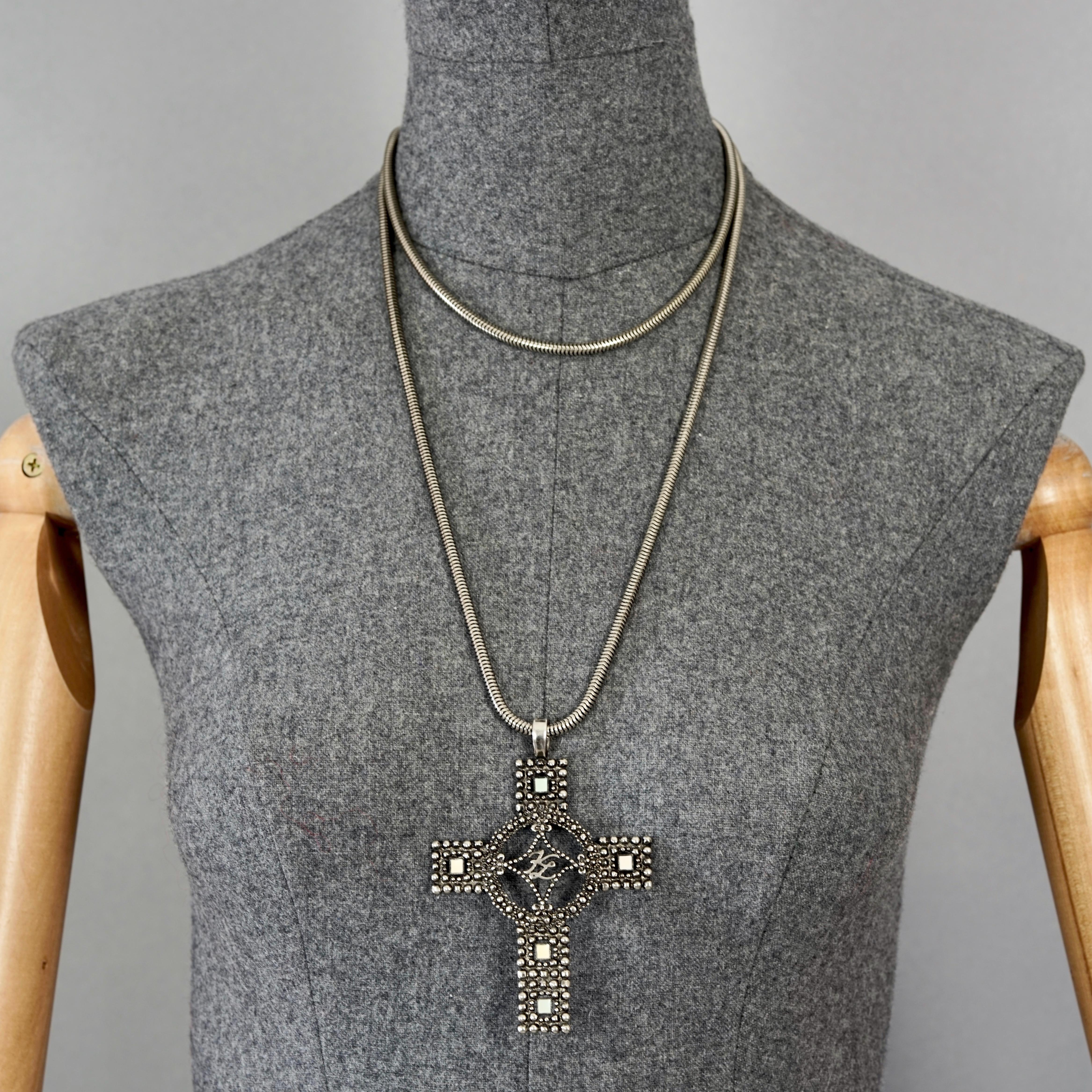 Vintage KARL LAGERFELD KL Logo Cross Long Necklace

Measurements:
Height: 3.34 inches (8.5 cm)
Width: 2.68 inches (6.8 cm)
Length: 42.12 inches to 45.27 inches (107 cm to 115 cm)

Features:
- 100% Authentic KARL LAGERFELD.
- Long snake chain