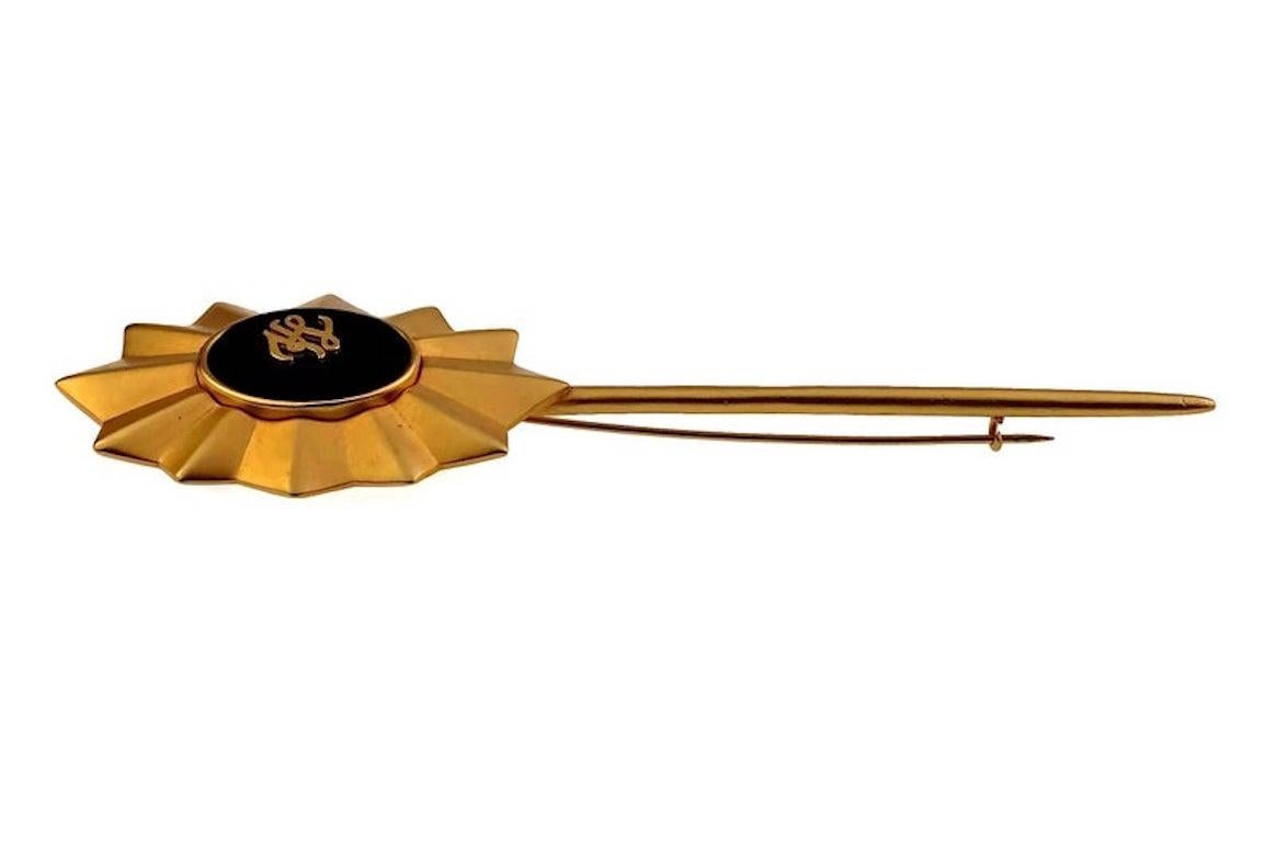 Vintage KARL LAGERFELD KL Logo Sun Long Stick Brooch In Excellent Condition For Sale In Kingersheim, Alsace